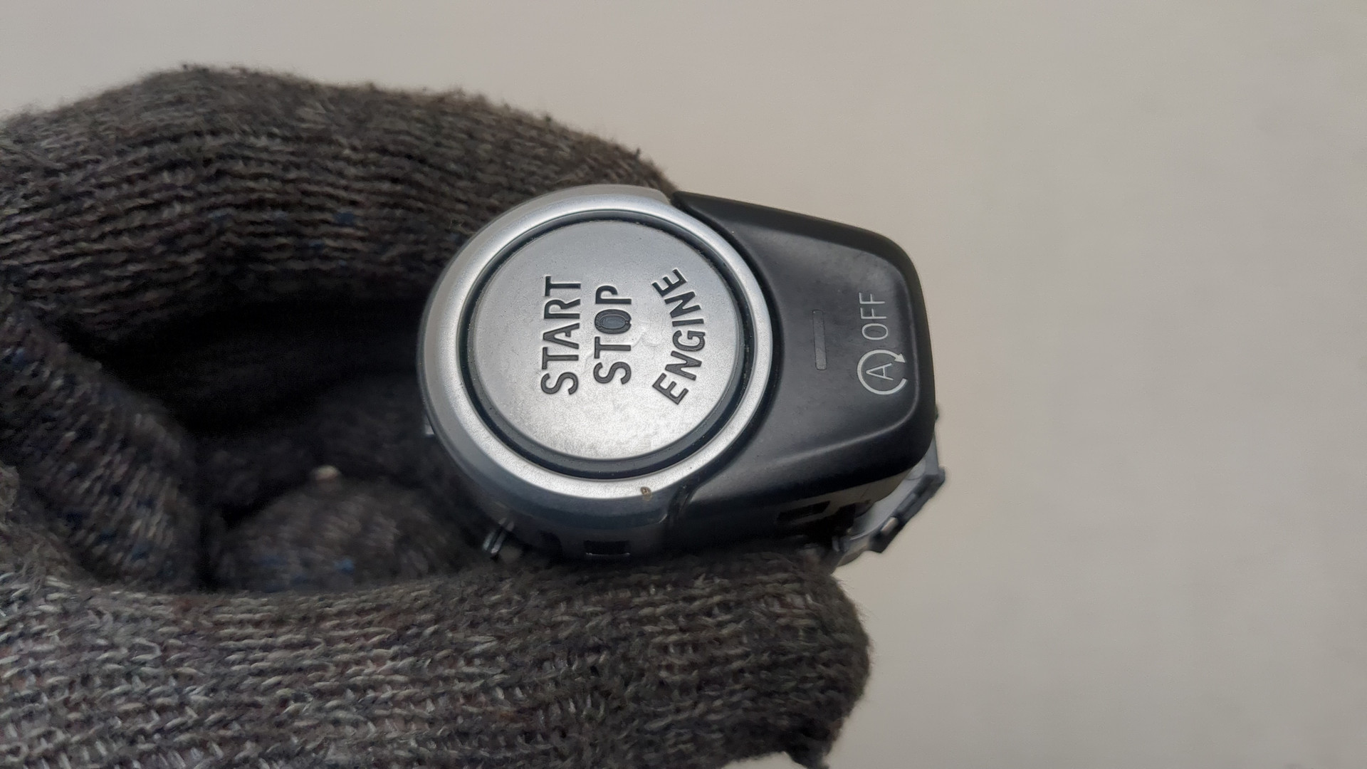 Кнопка запуска двигателя