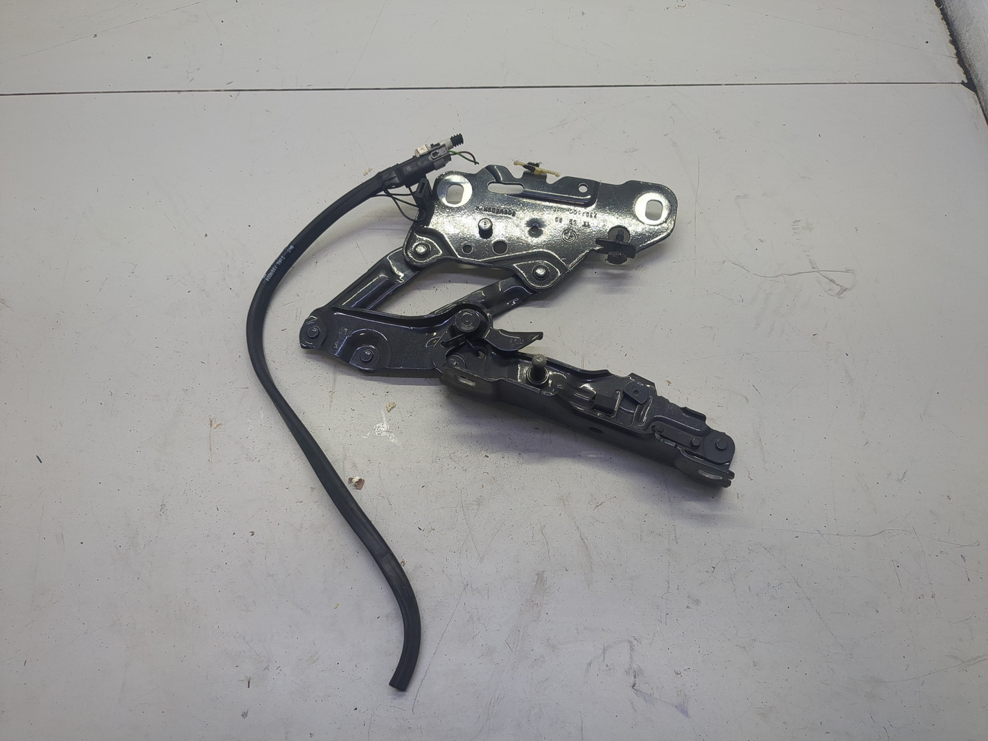 Петля капота правая