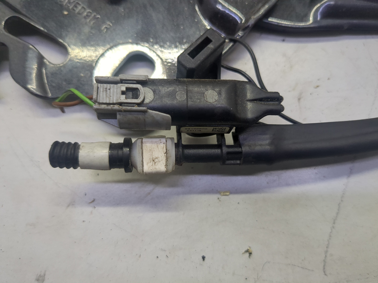 Петля капота правая