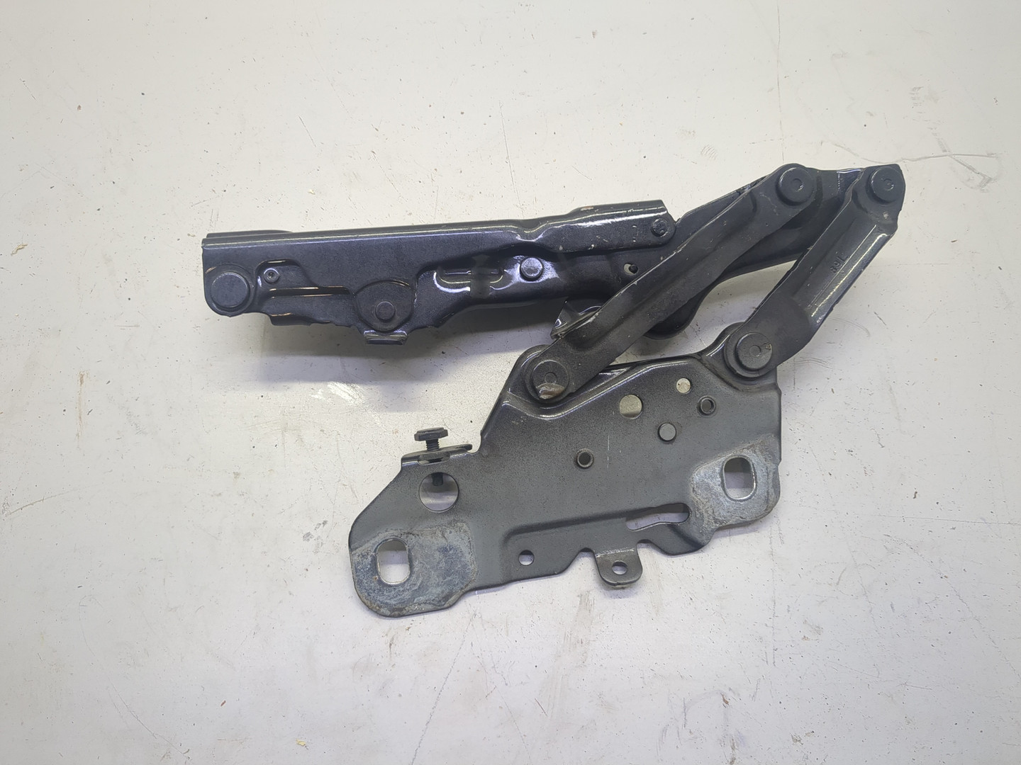 Петля капота левая