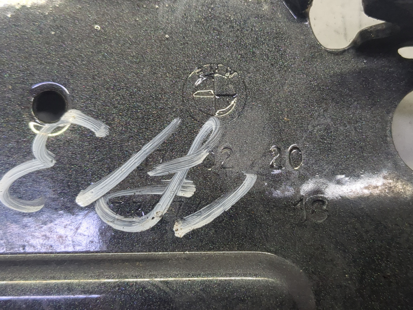 Петля капота левая