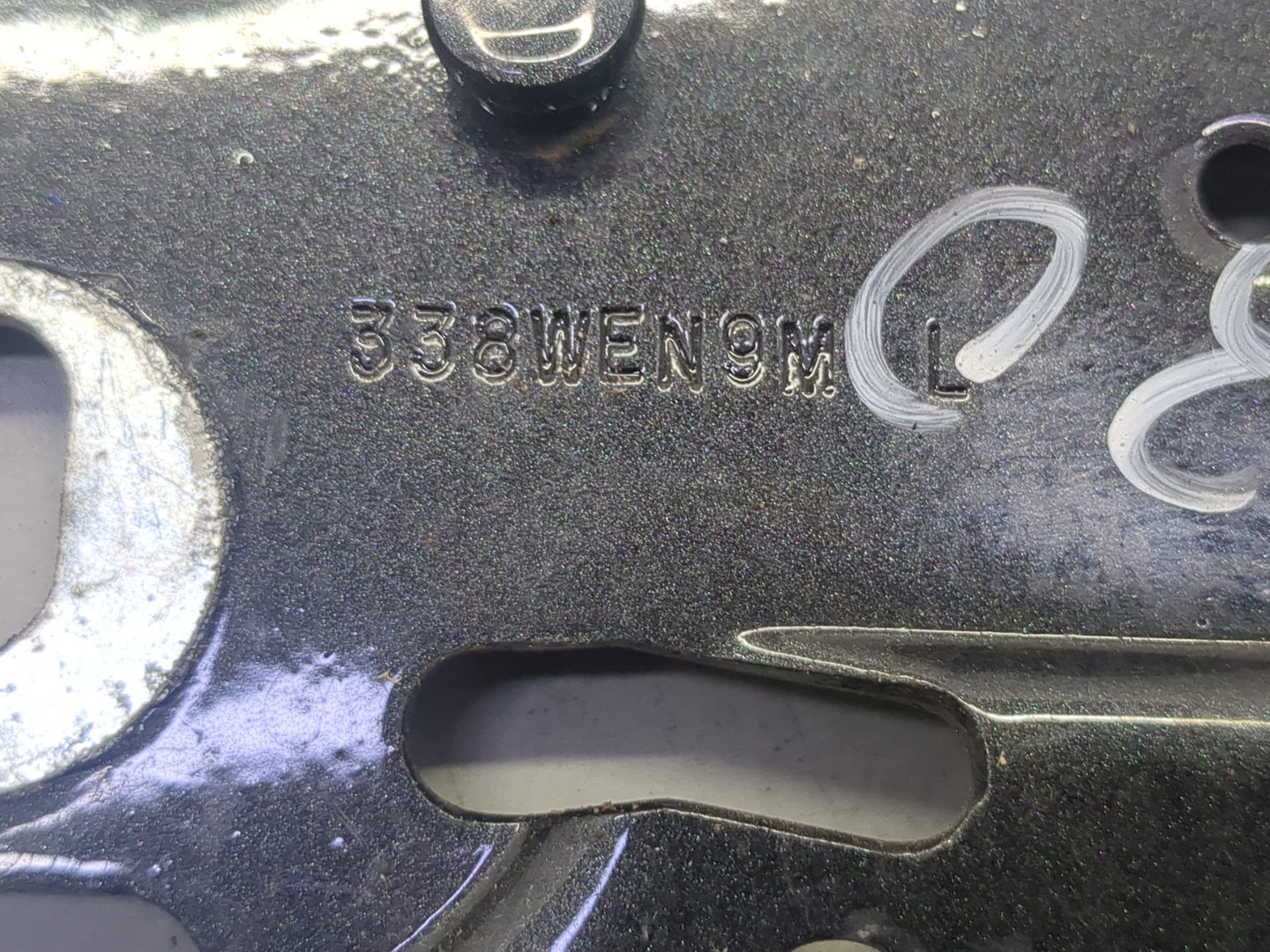 Петля капота левая