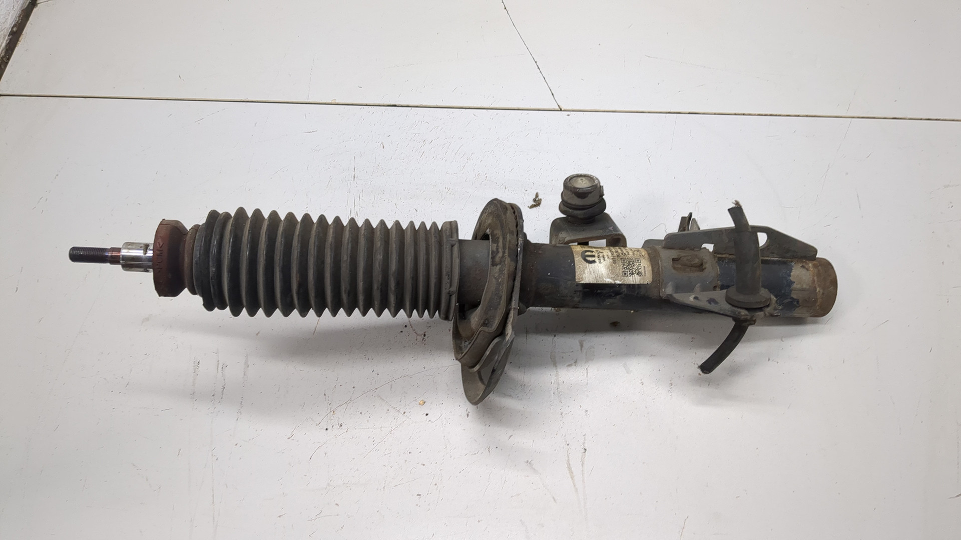 Амортизатор передний правый