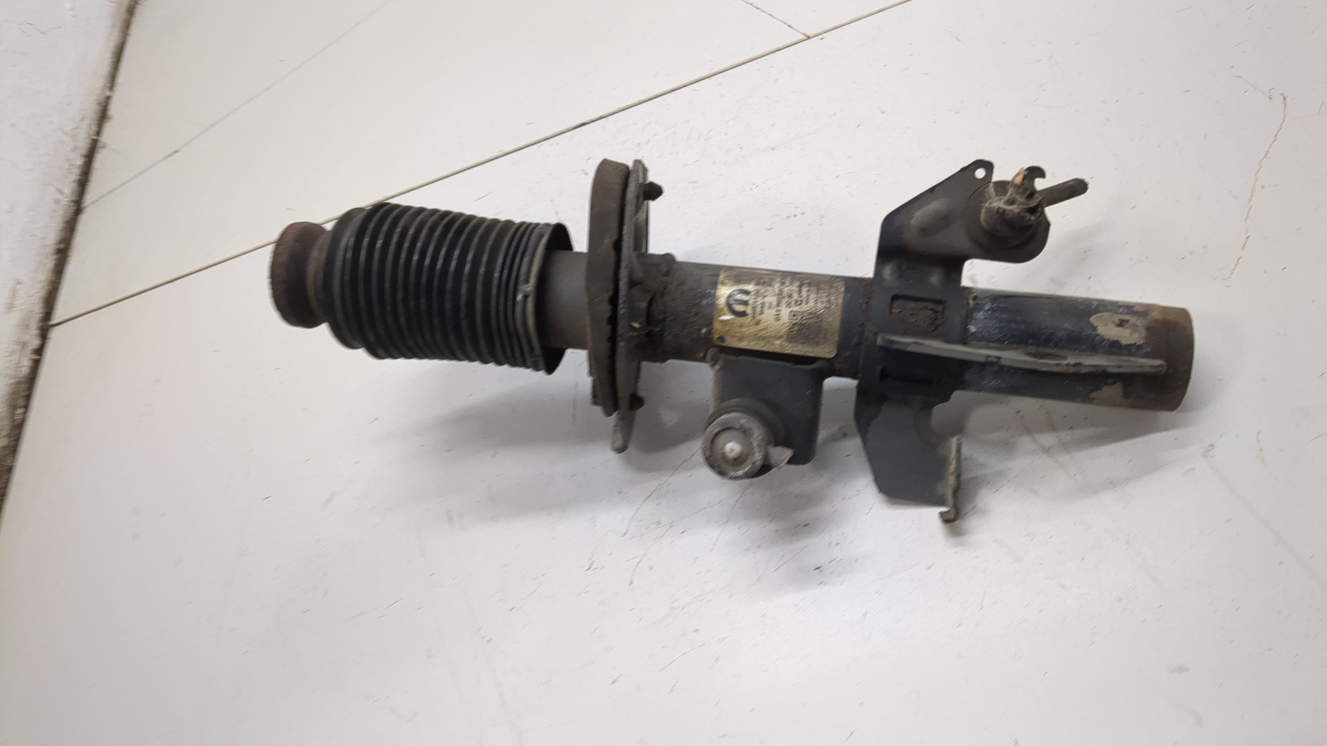 Амортизатор передний левый