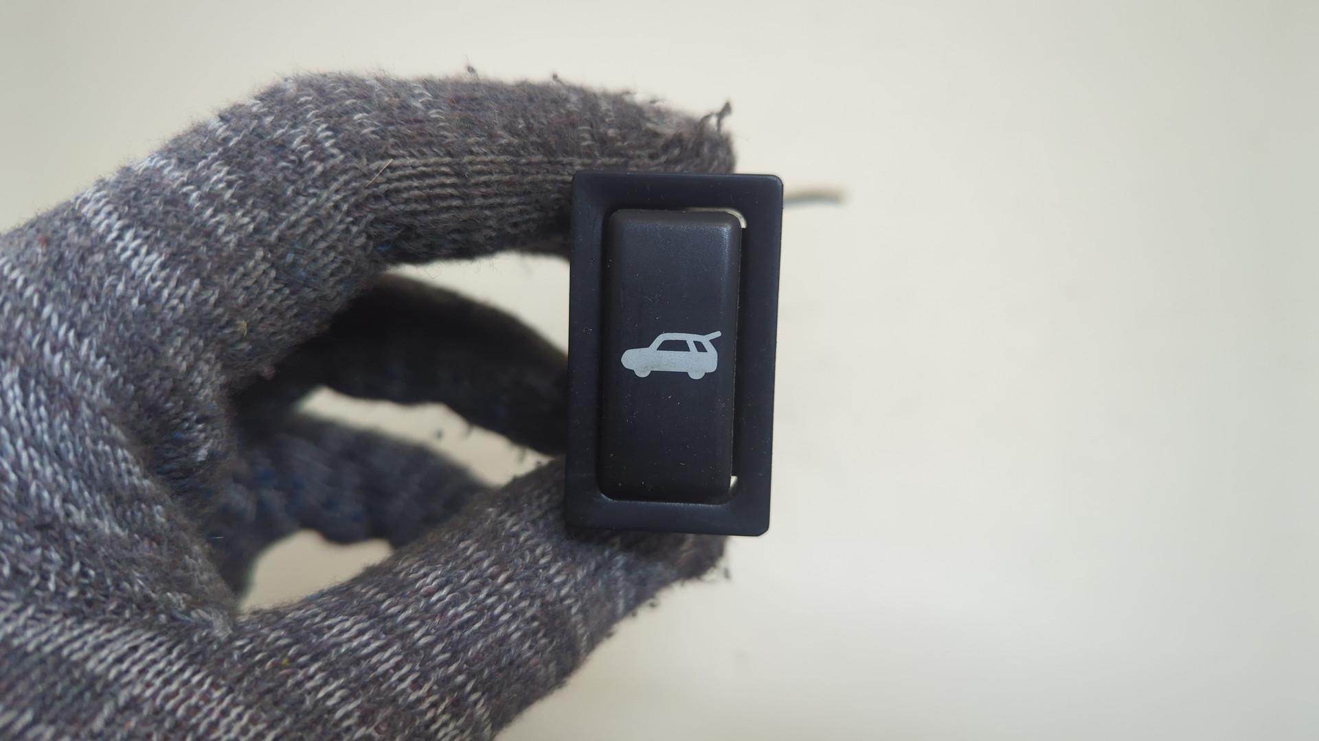 Кнопка открывания багажника