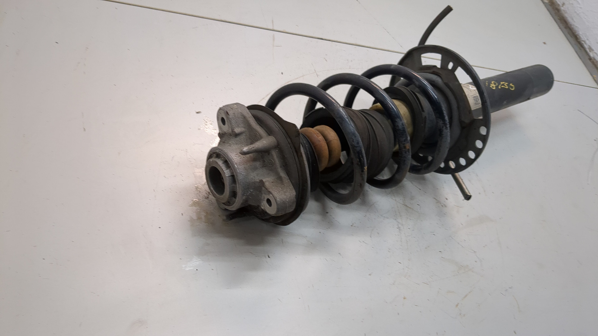 Амортизатор передний левый