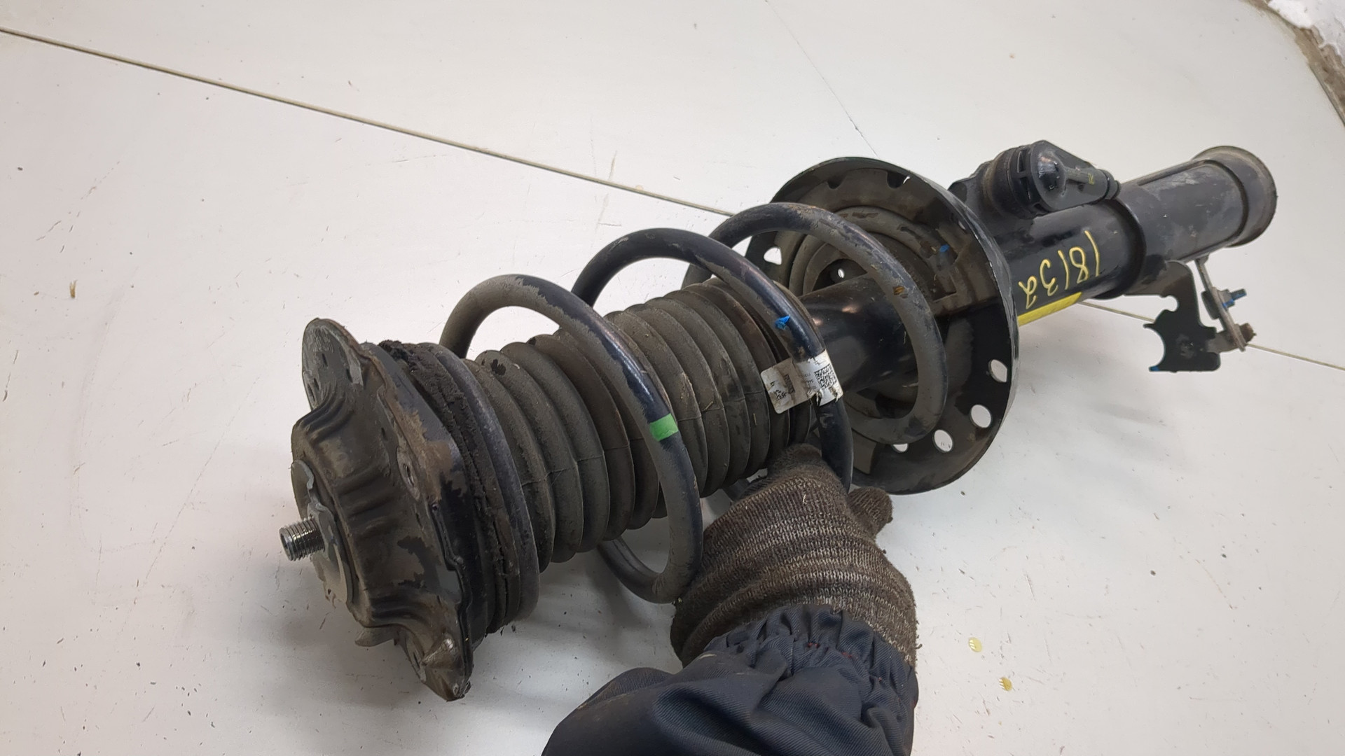 Амортизатор передний правый