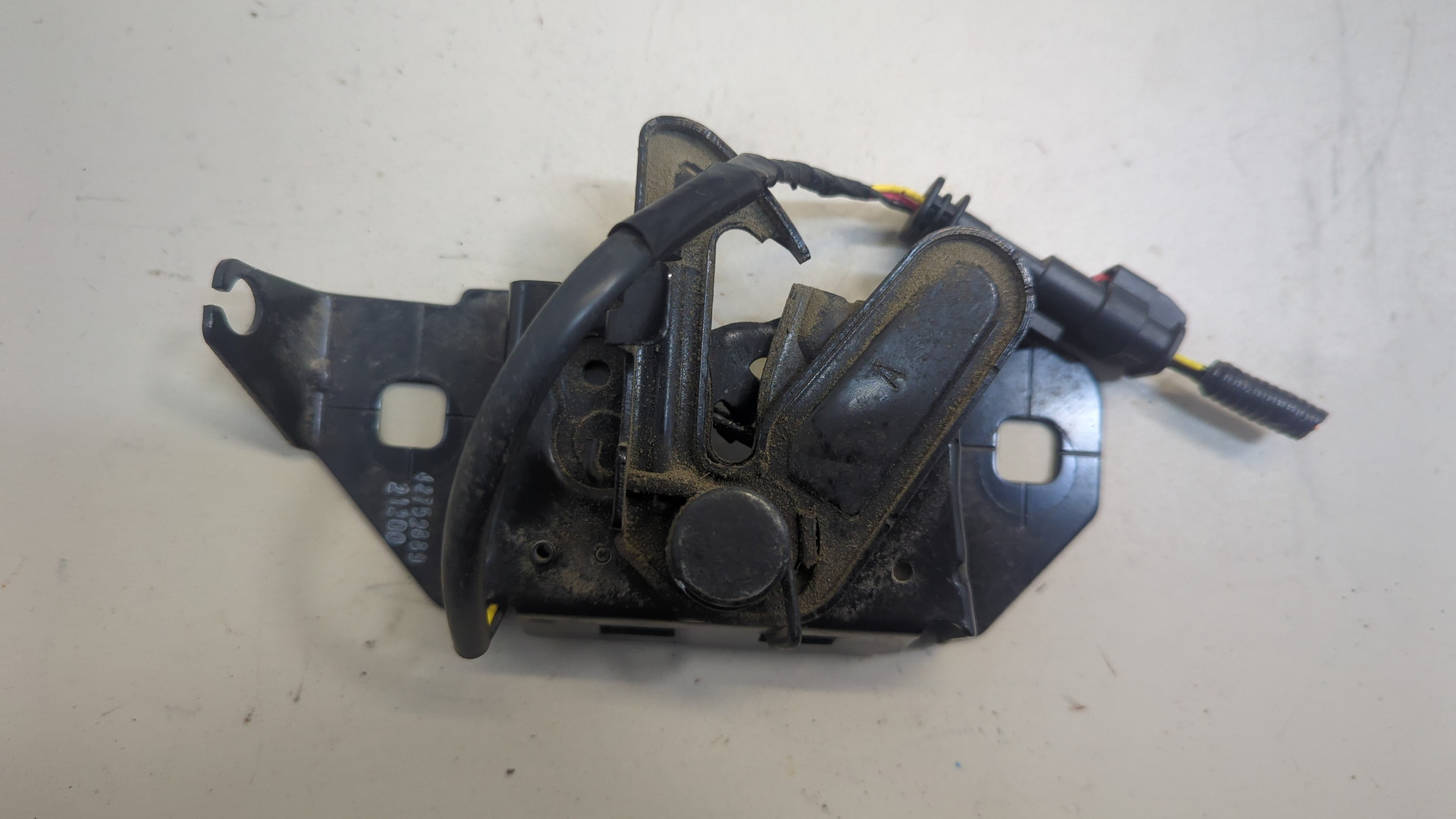 Замок капота