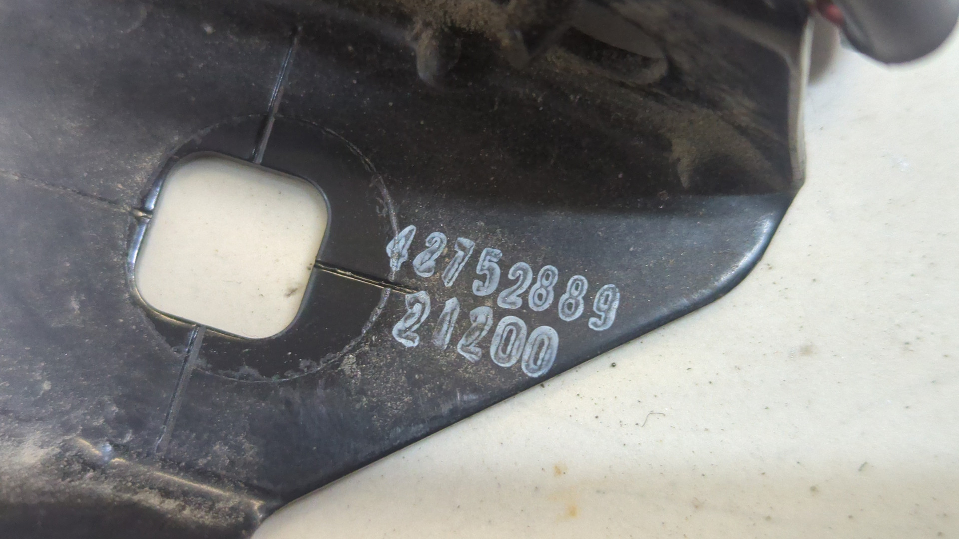 Замок капота