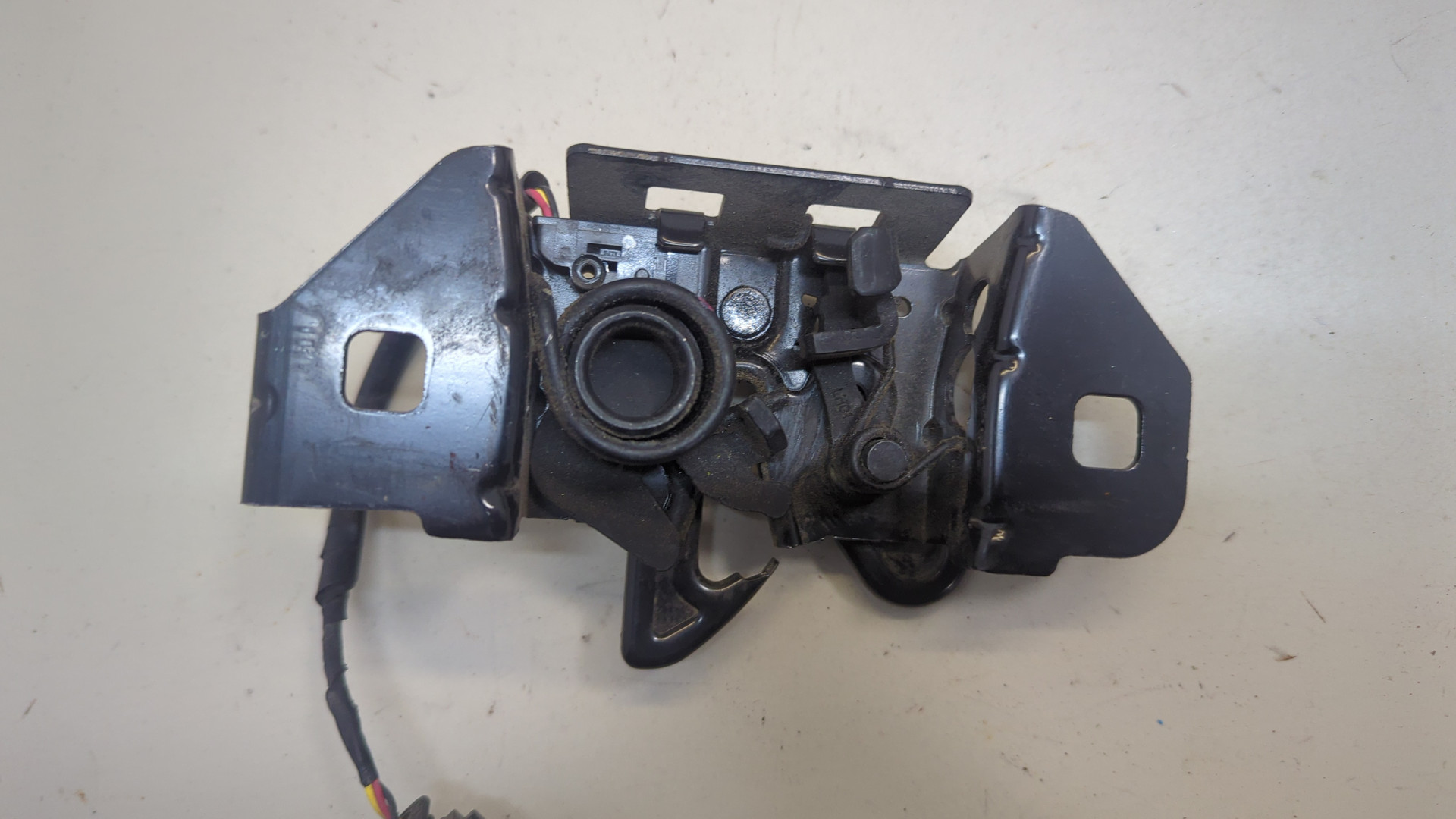 Замок капота