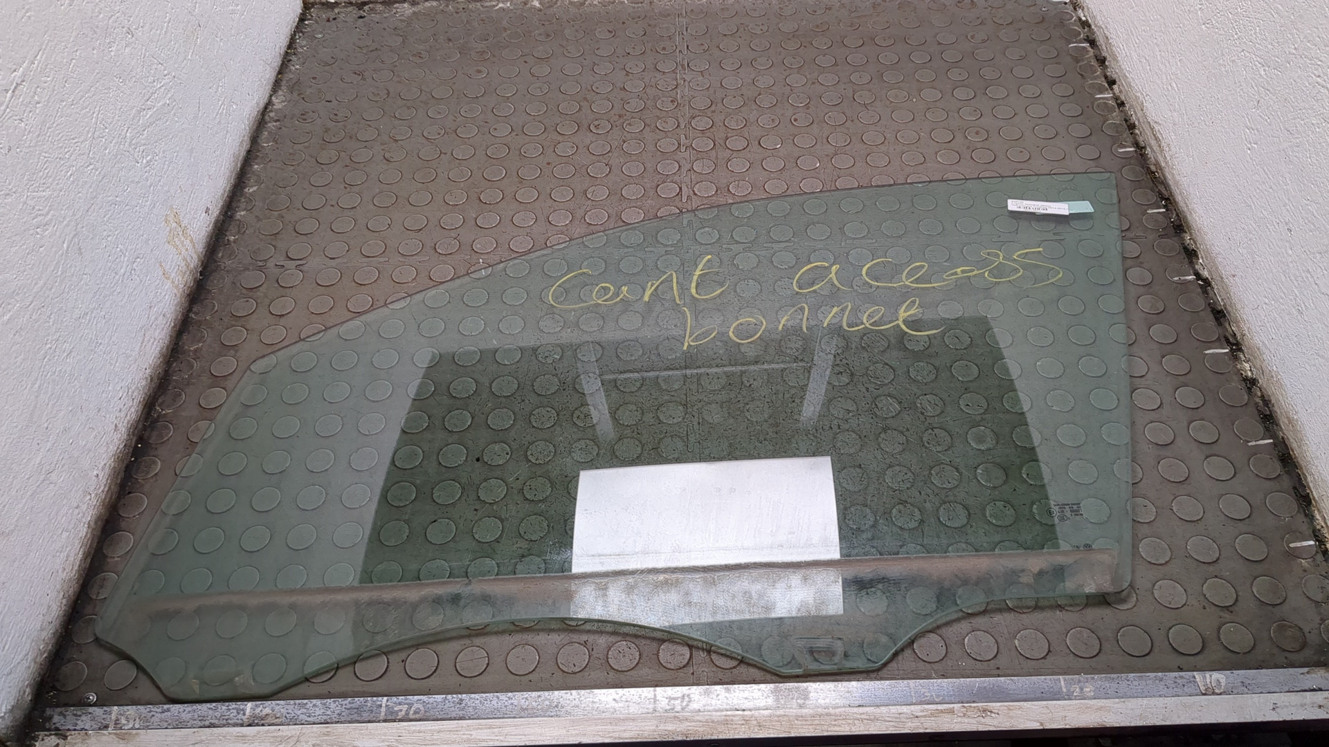 Стекло двери передней левой