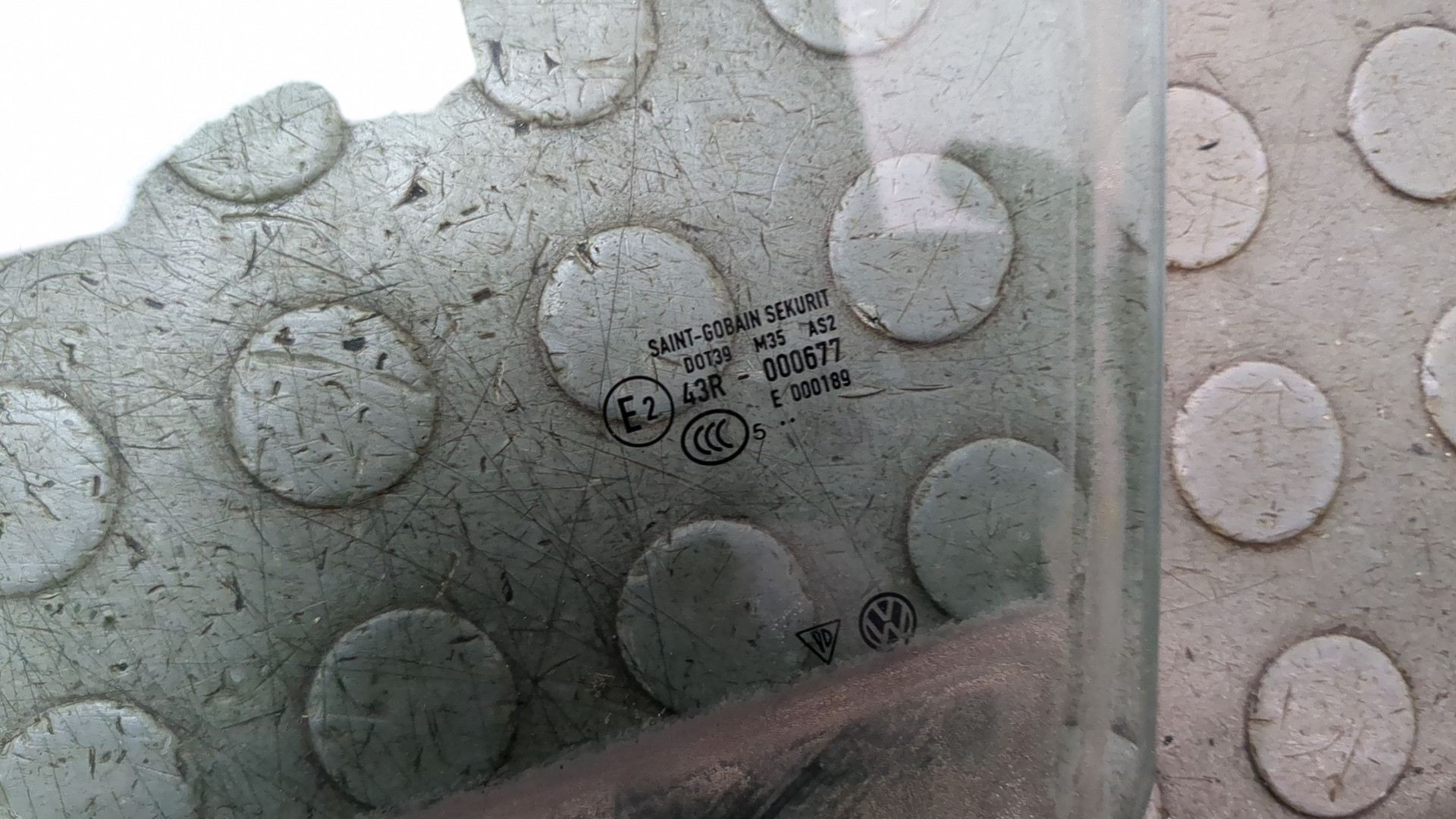 Стекло двери передней левой