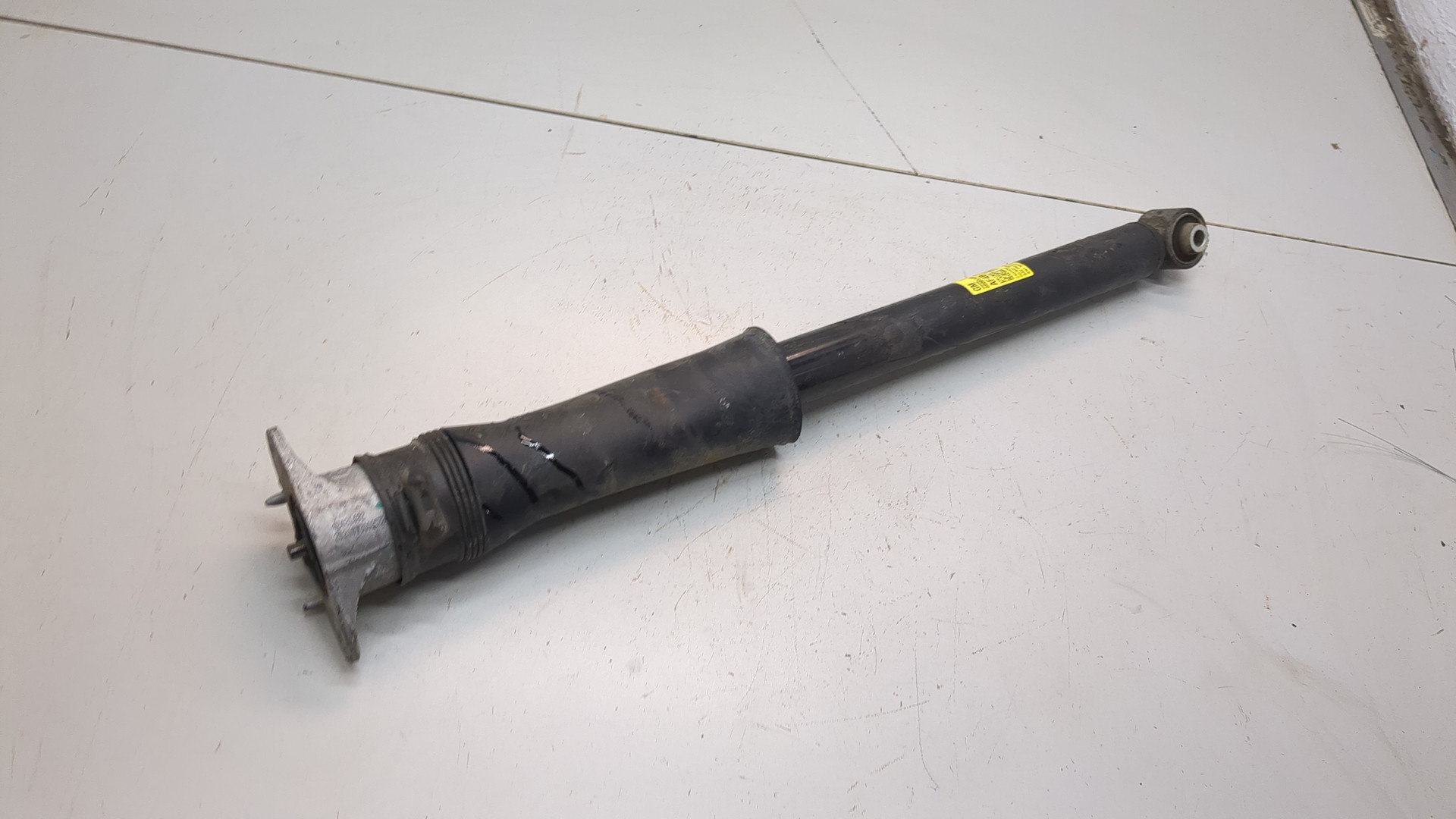 Амортизатор задний левый