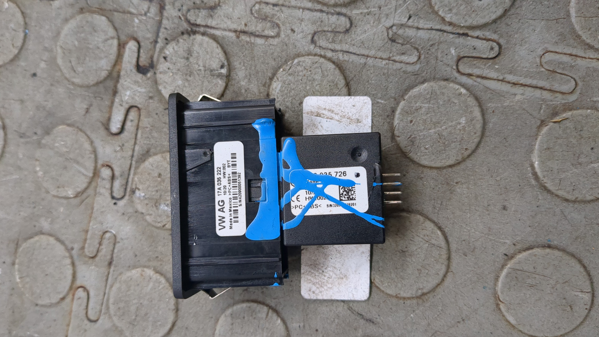 Гнездо AUX / USB IN