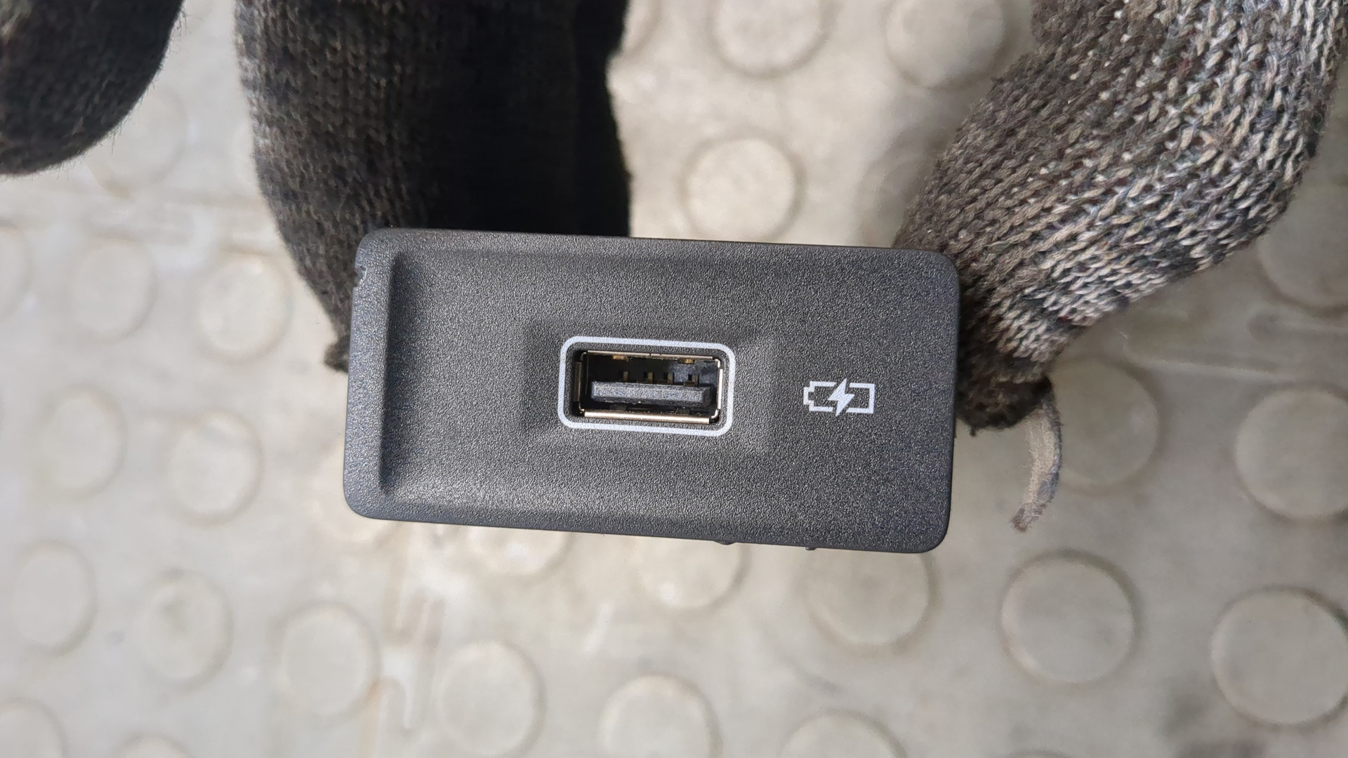 Гнездо AUX / USB IN