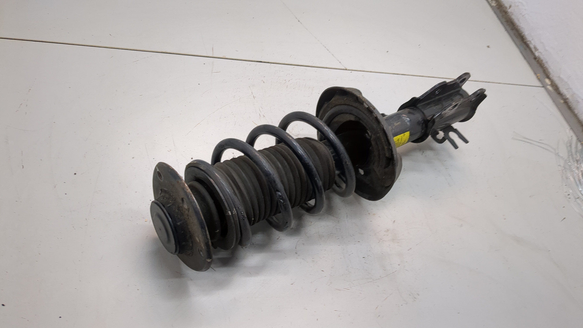 Амортизатор передний левый