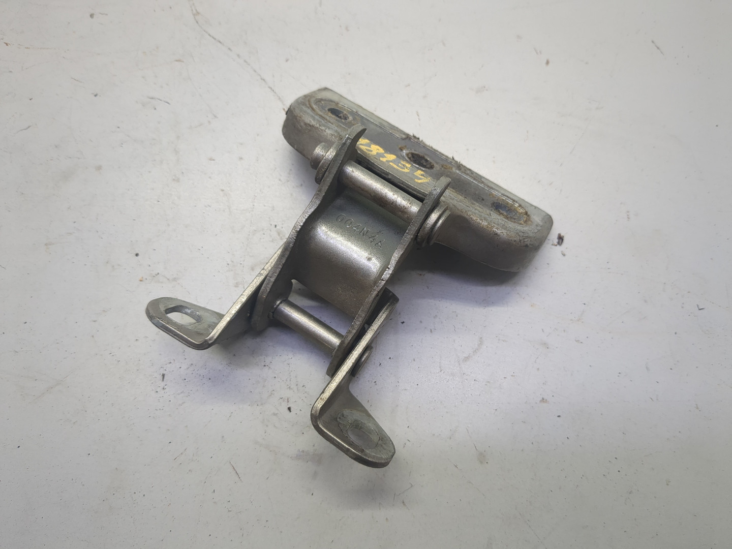 Петля крышки багажника