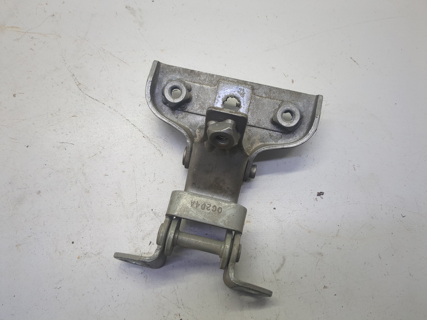 Петля крышки багажника