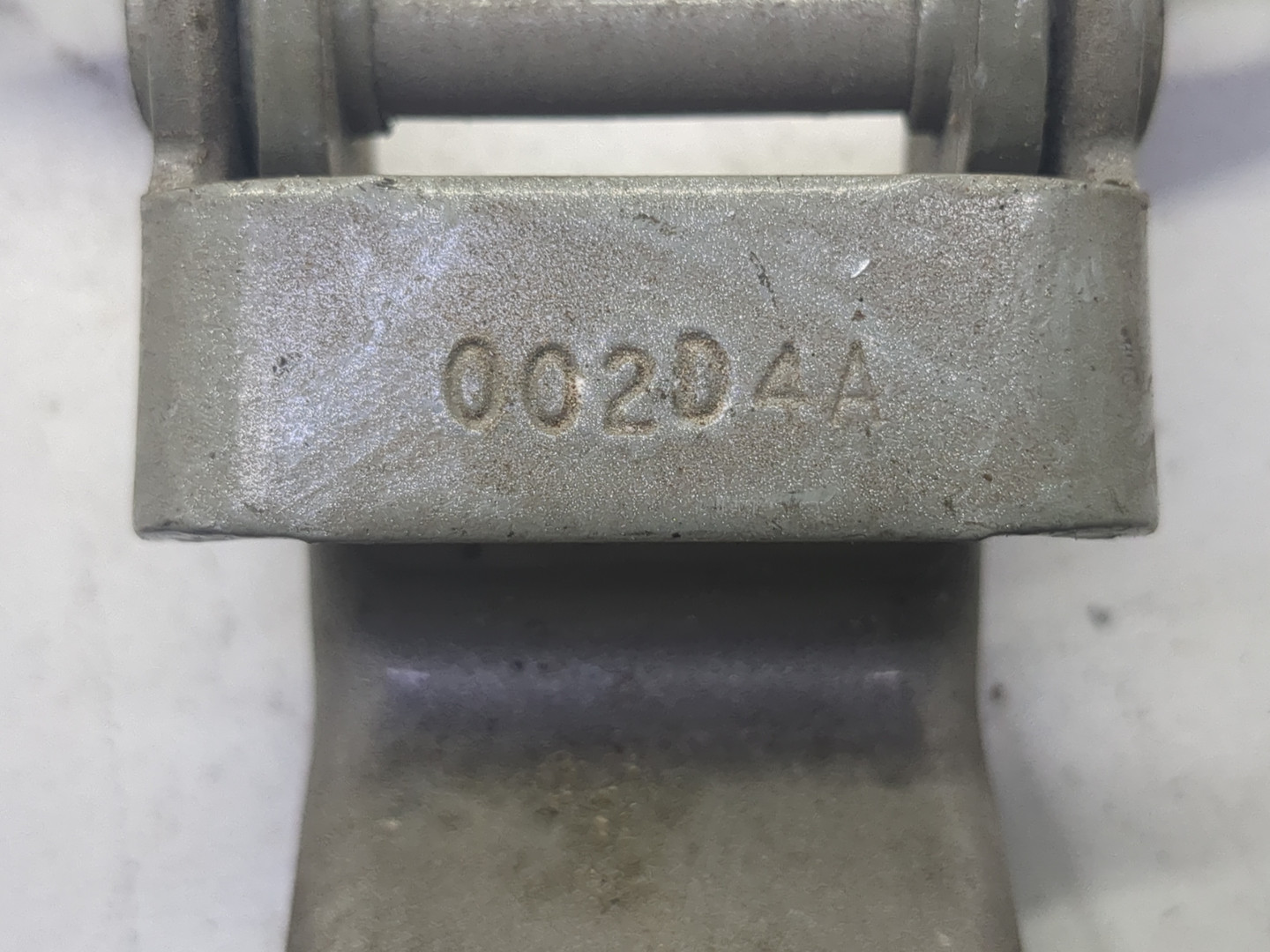 Петля крышки багажника