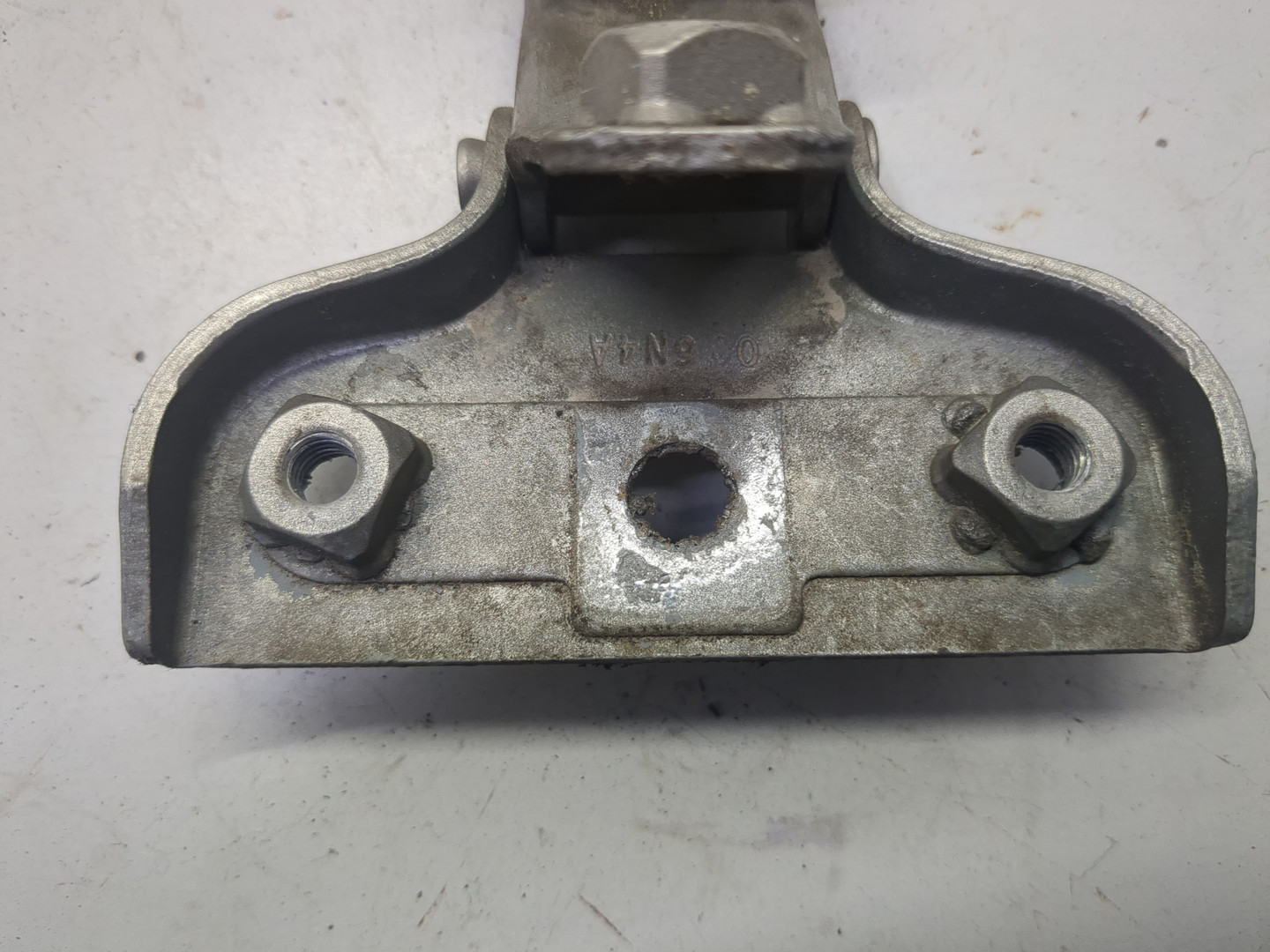 Петля крышки багажника