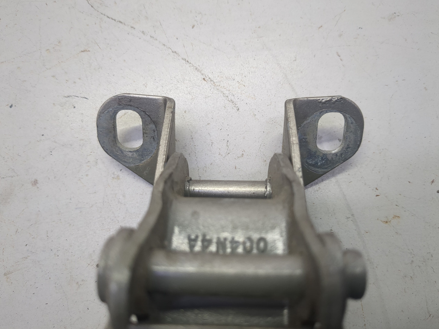 Петля крышки багажника