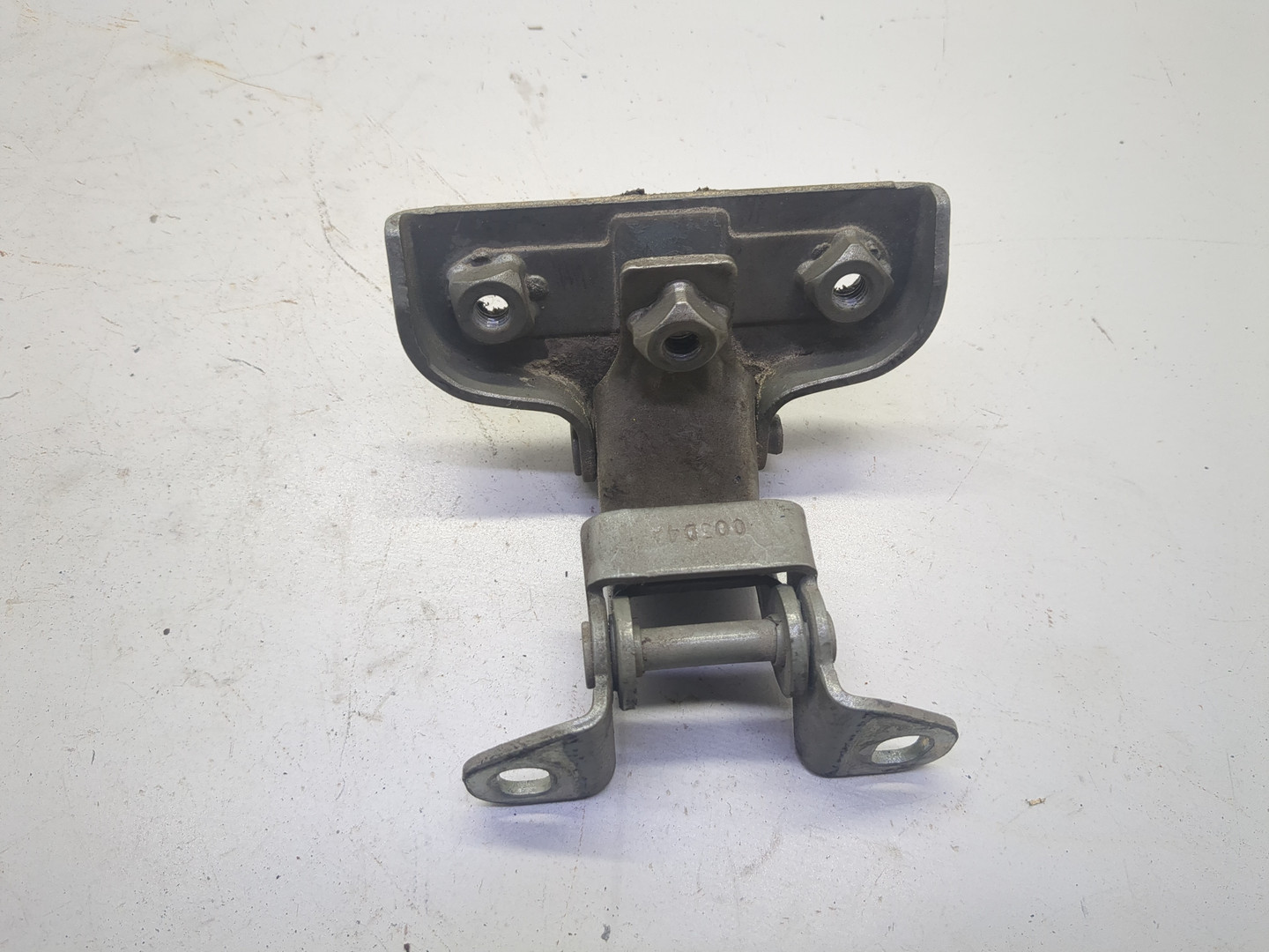 Петля крышки багажника