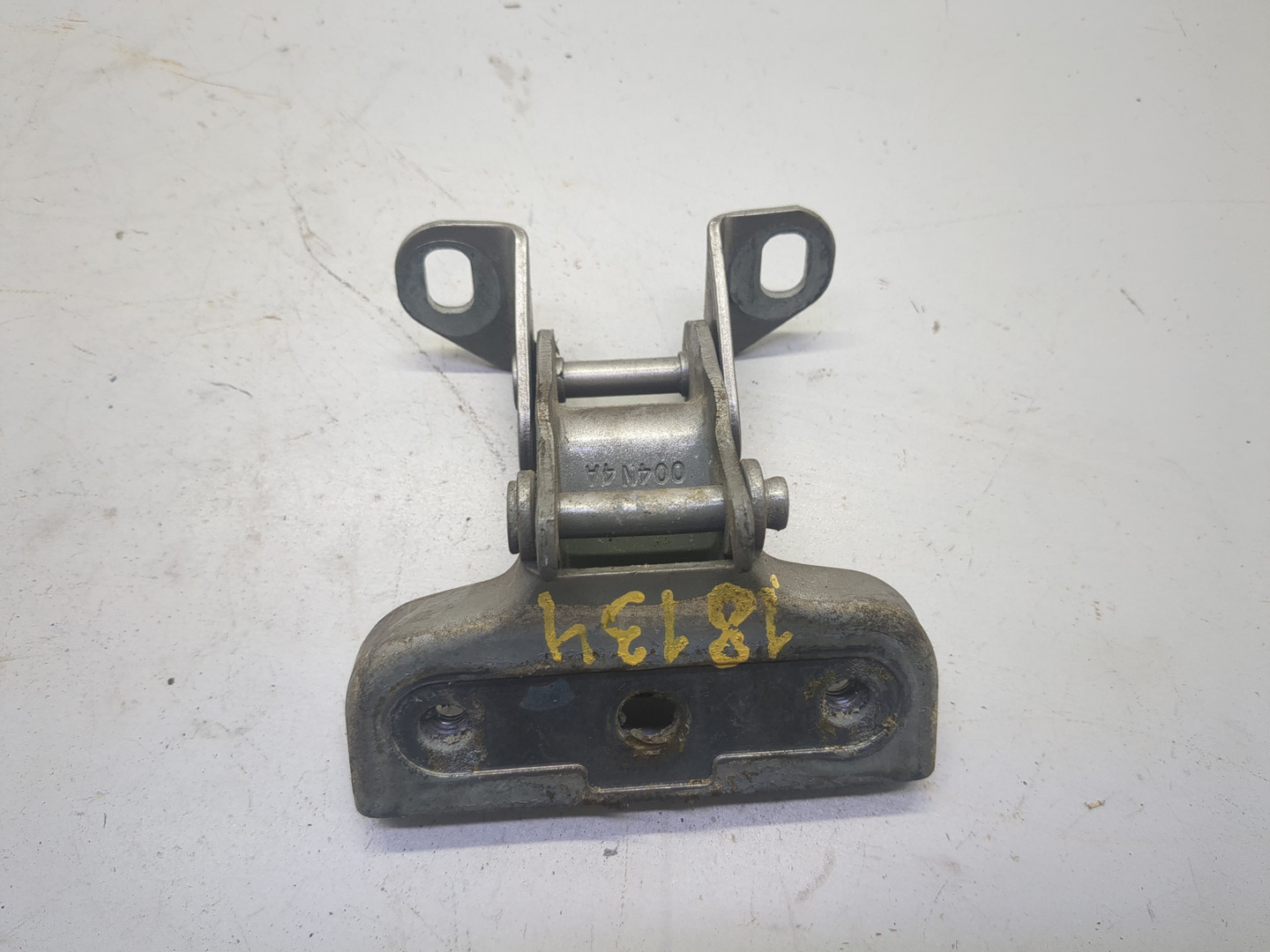 Петля крышки багажника