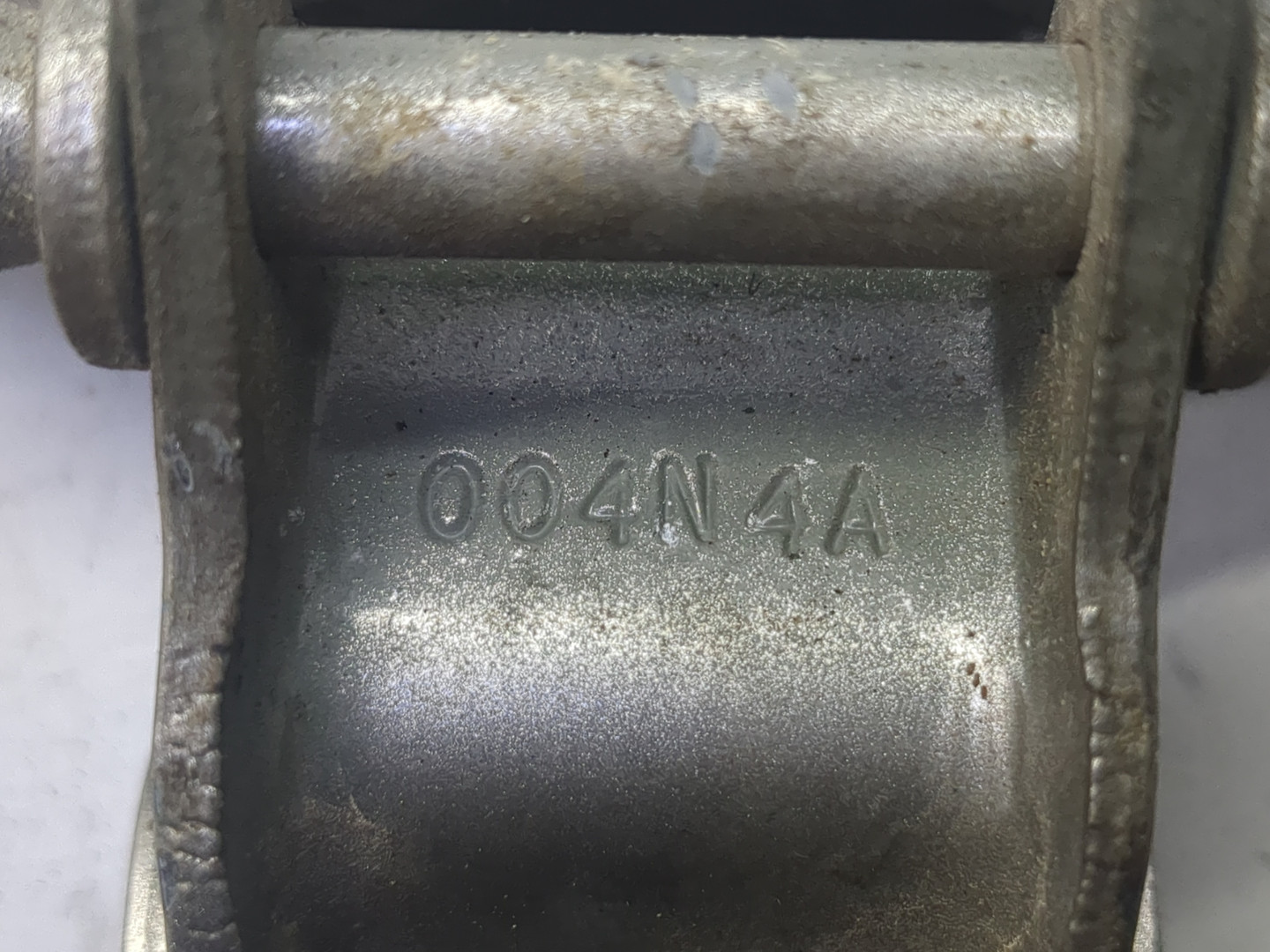 Петля крышки багажника