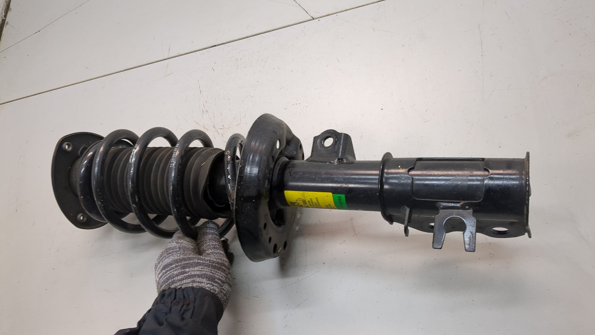 Амортизатор передний правый