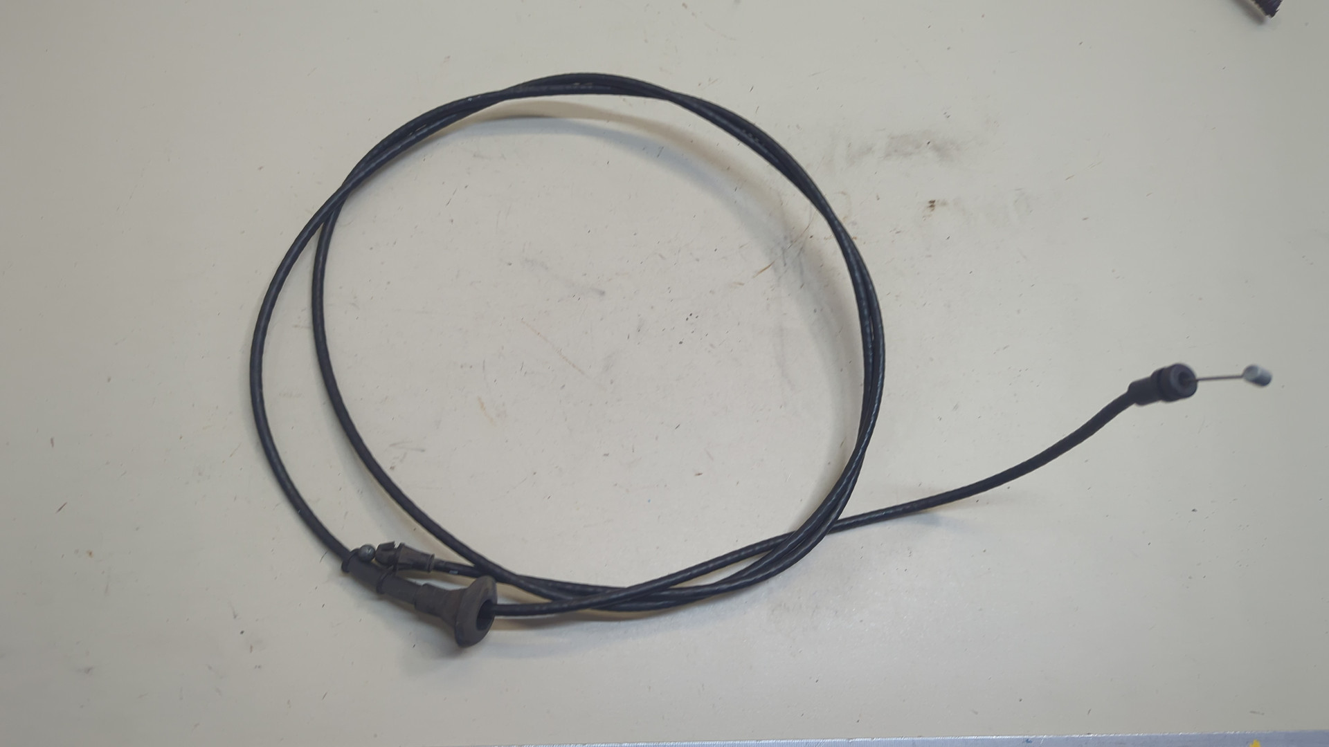 Трос открывания капота