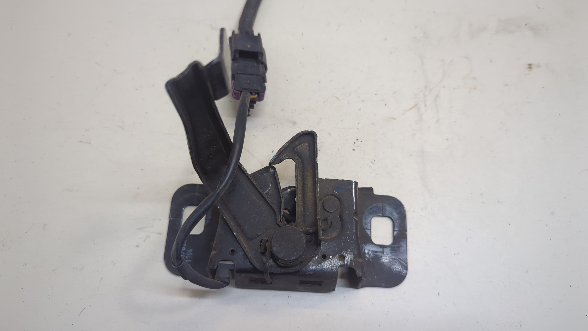 Замок капота