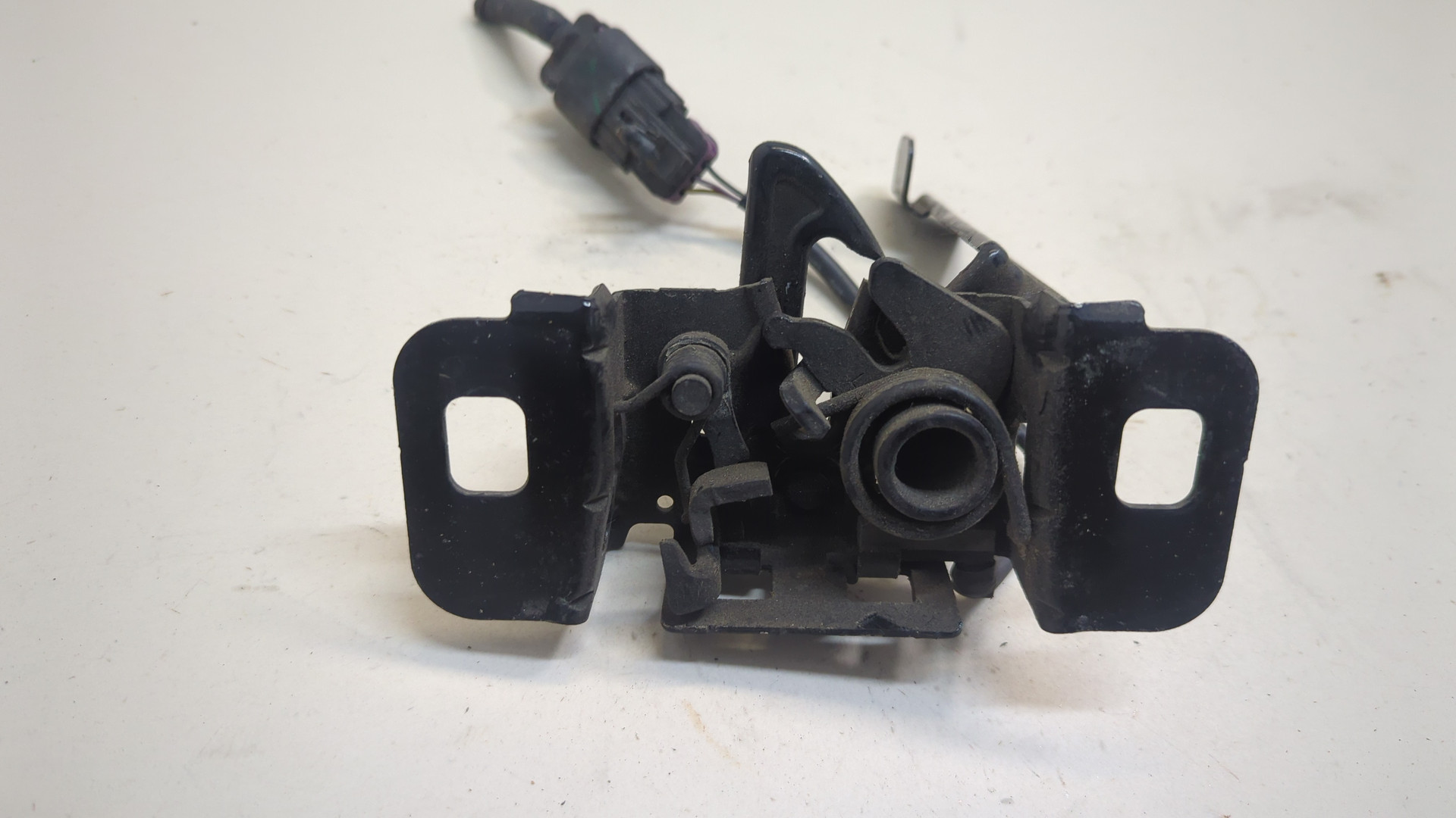 Замок капота