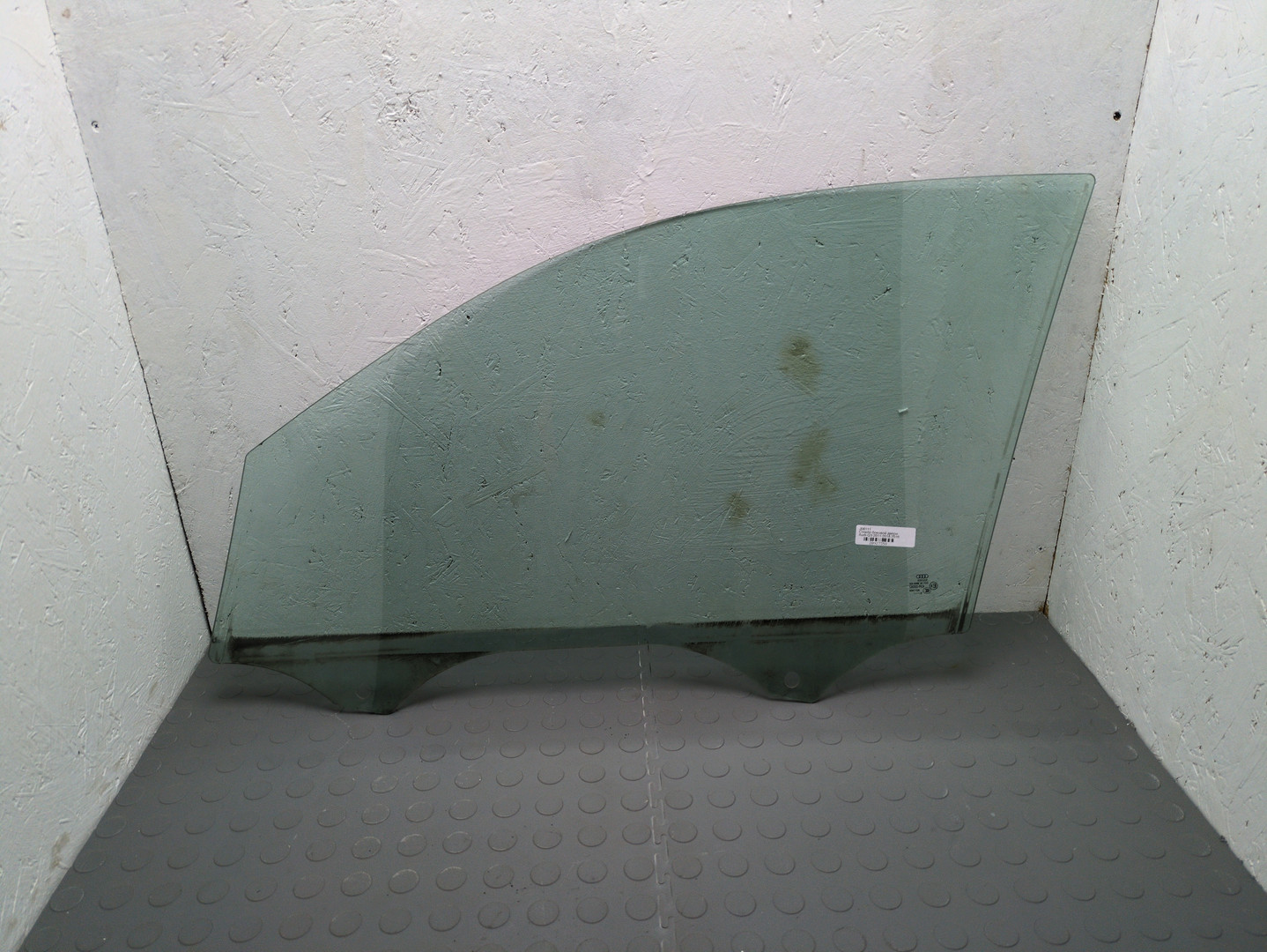 Стекло двери передней правой