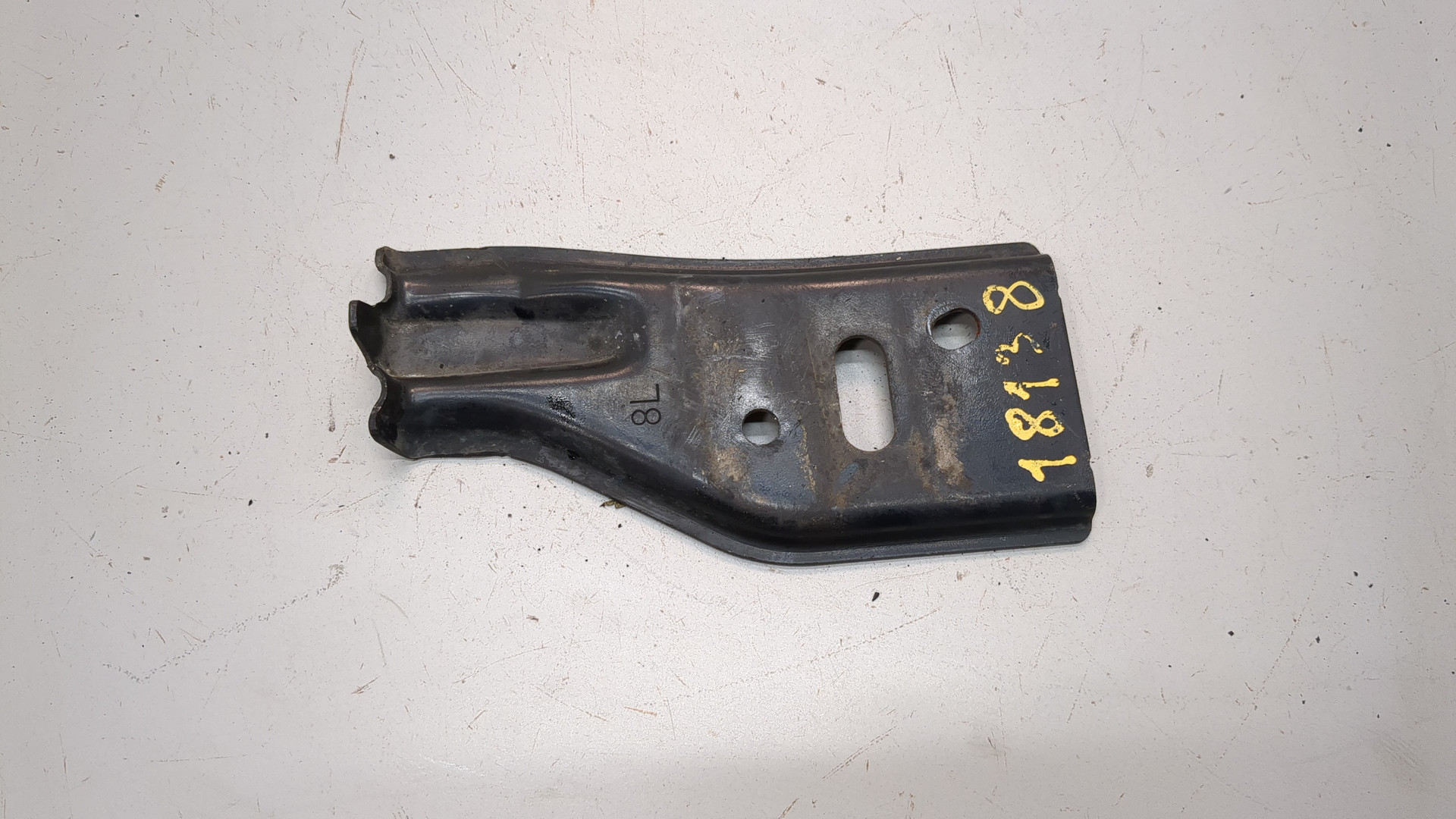 Кронштейн усилителя переднего бампера левый