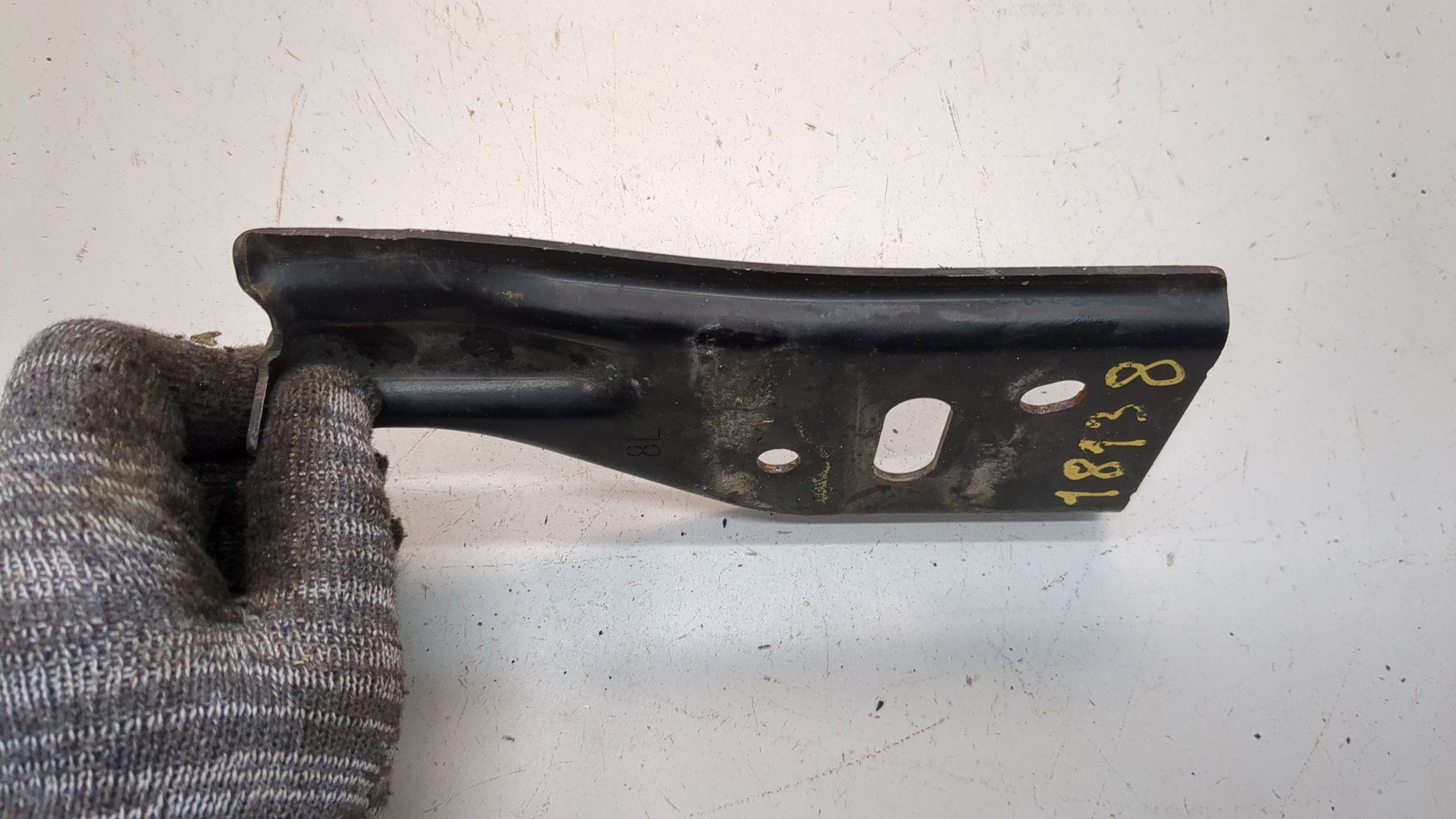 Кронштейн усилителя переднего бампера левый