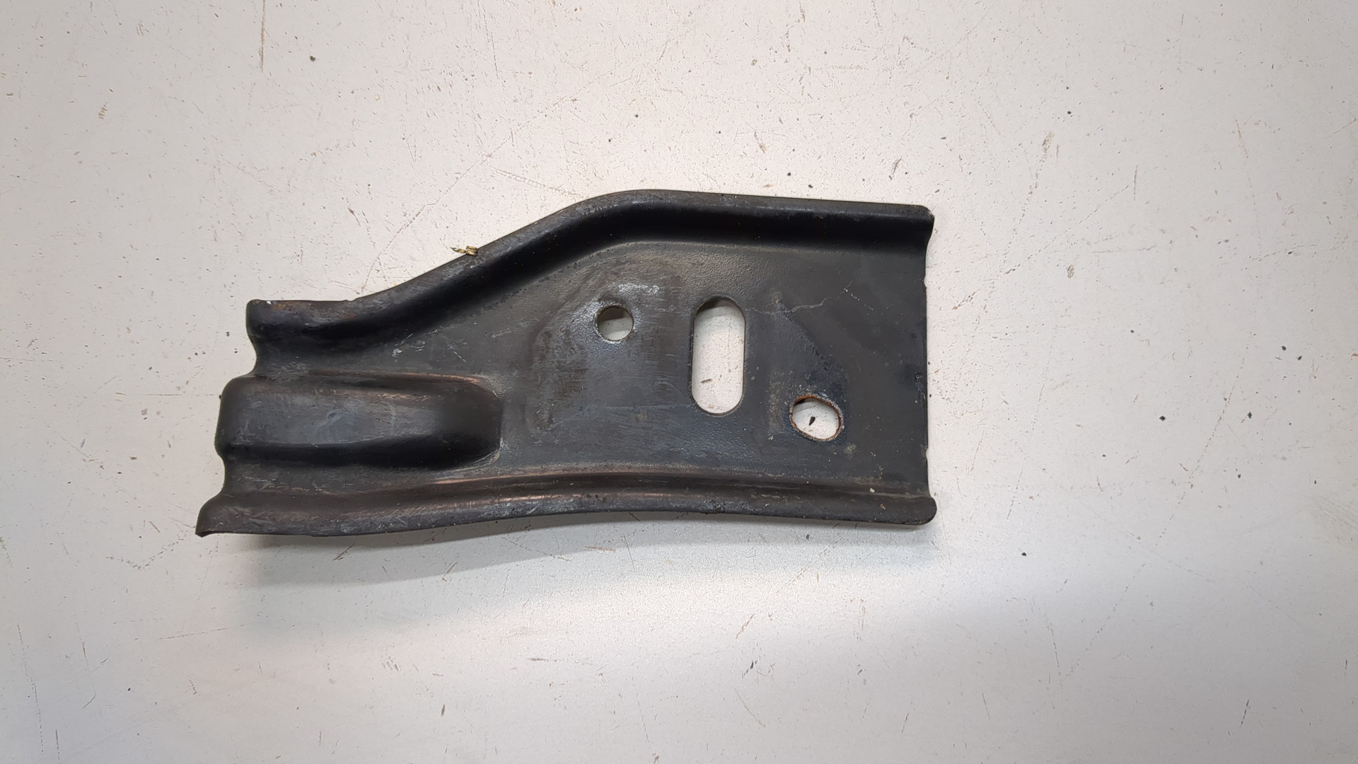 Кронштейн усилителя переднего бампера левый