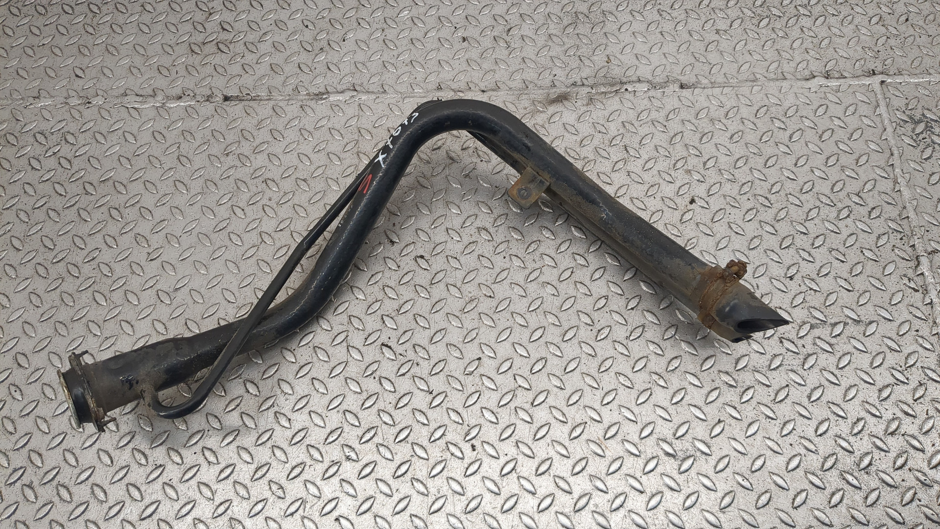 Горловина топливного бака