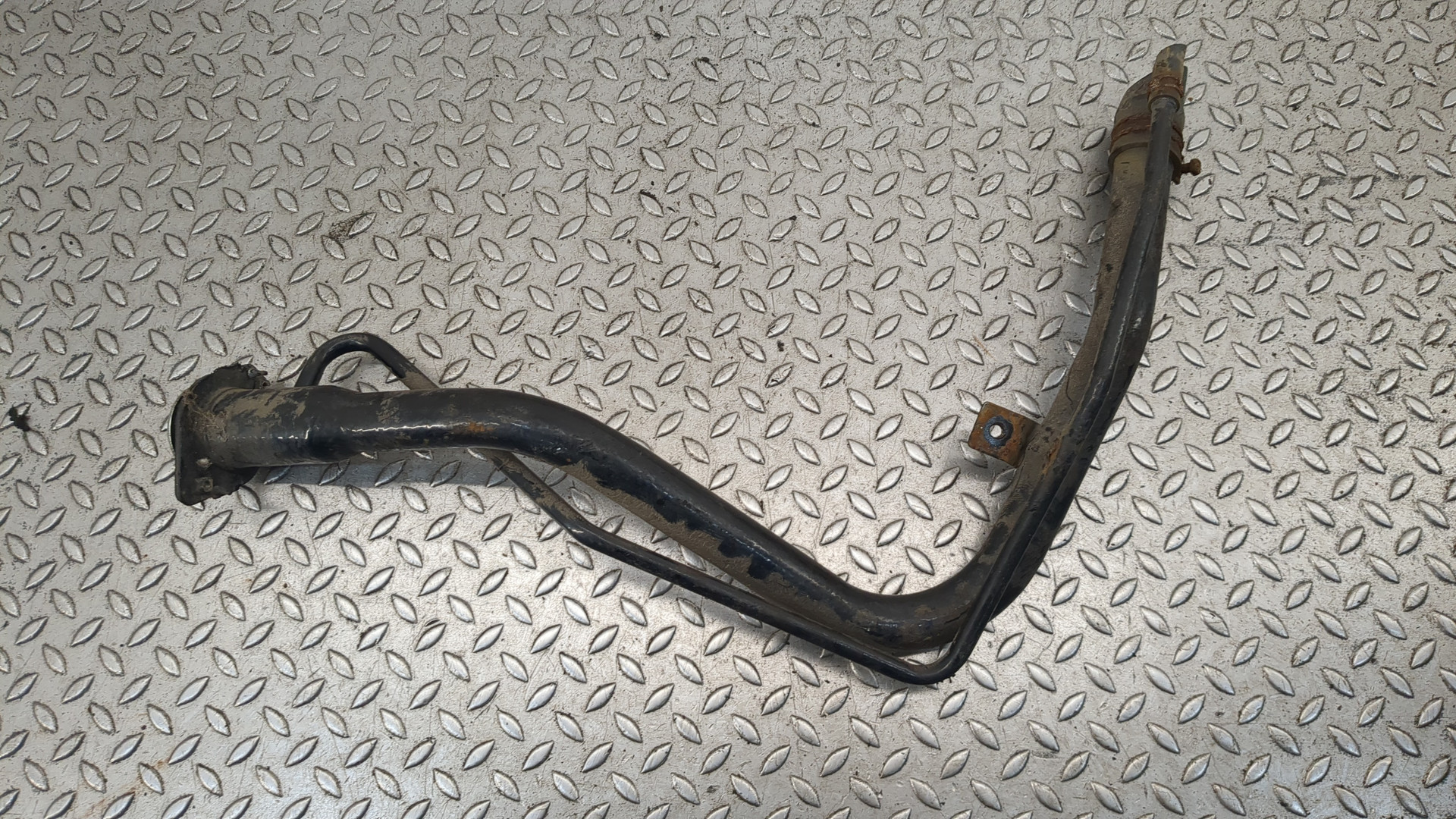 Горловина топливного бака