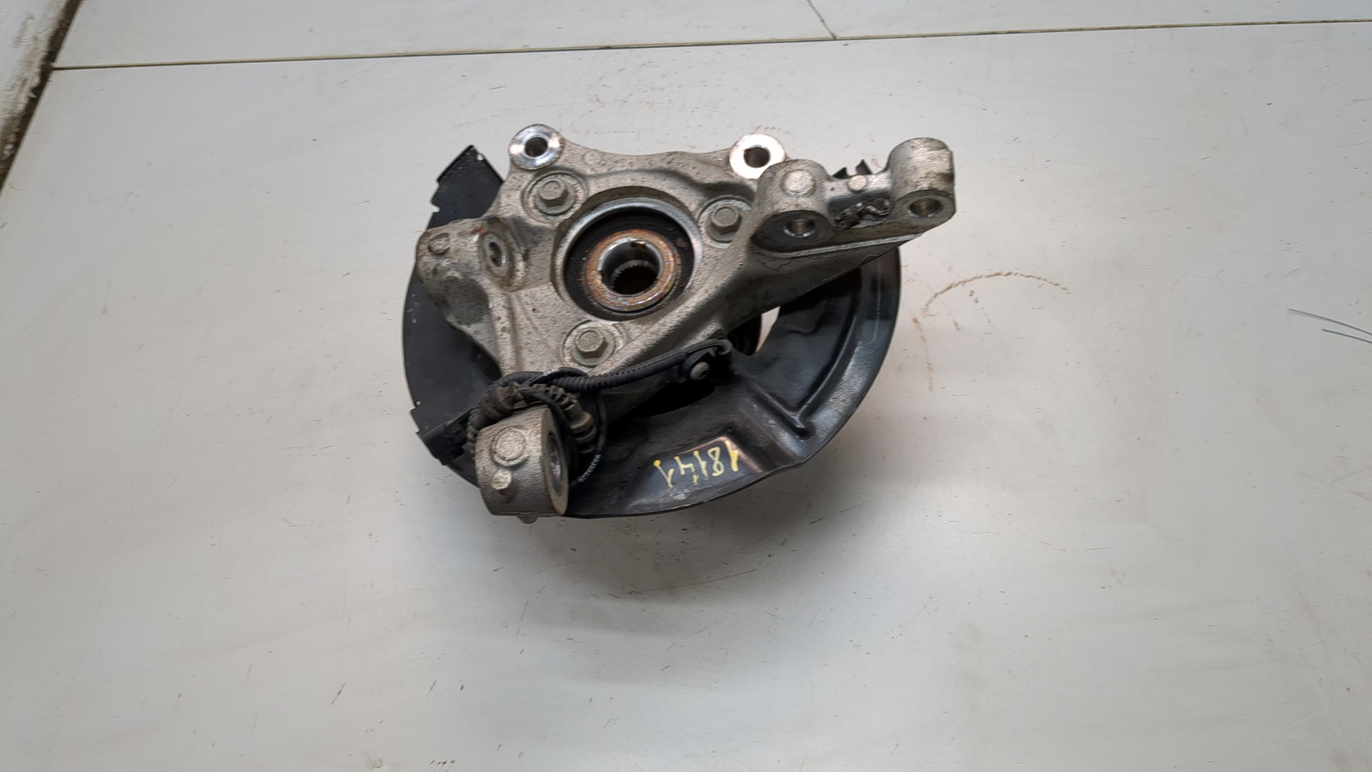 Кулак поворотный передний правый