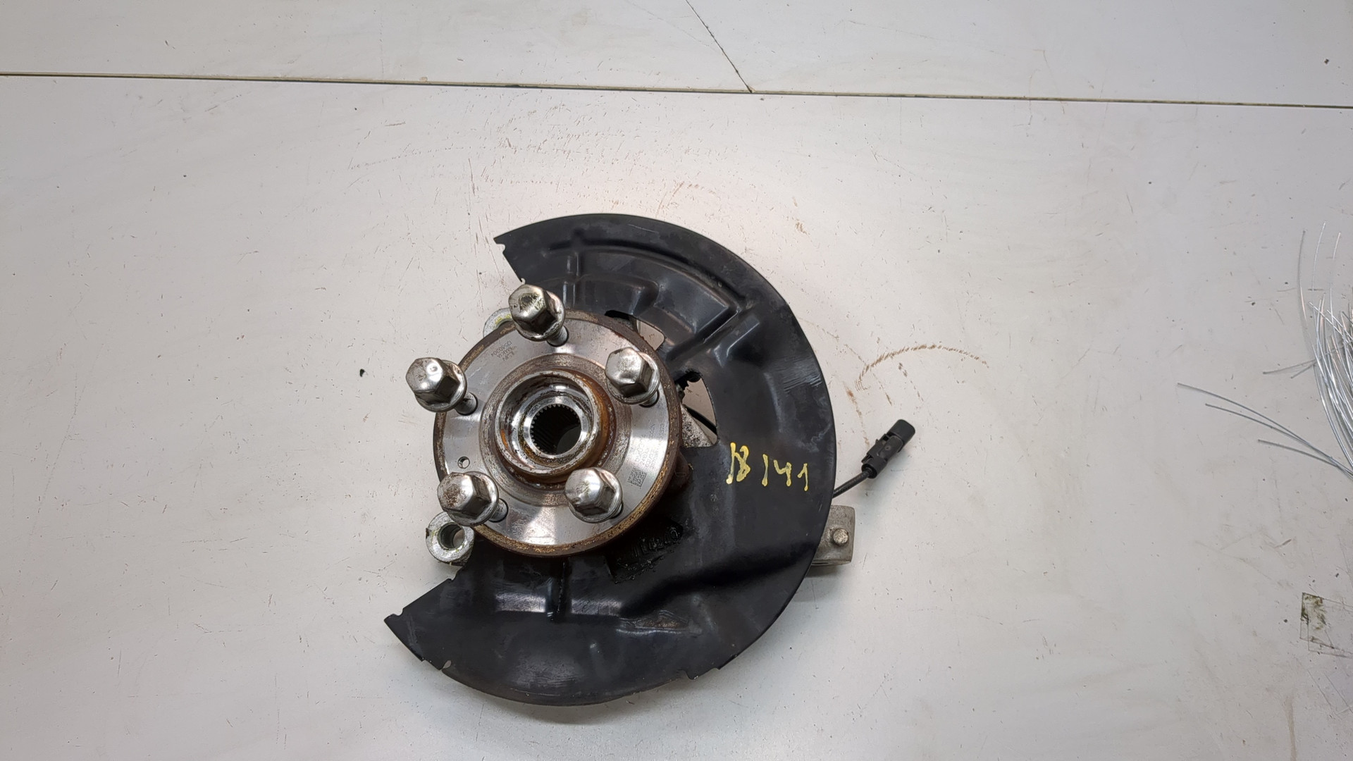 Кулак поворотный передний левый