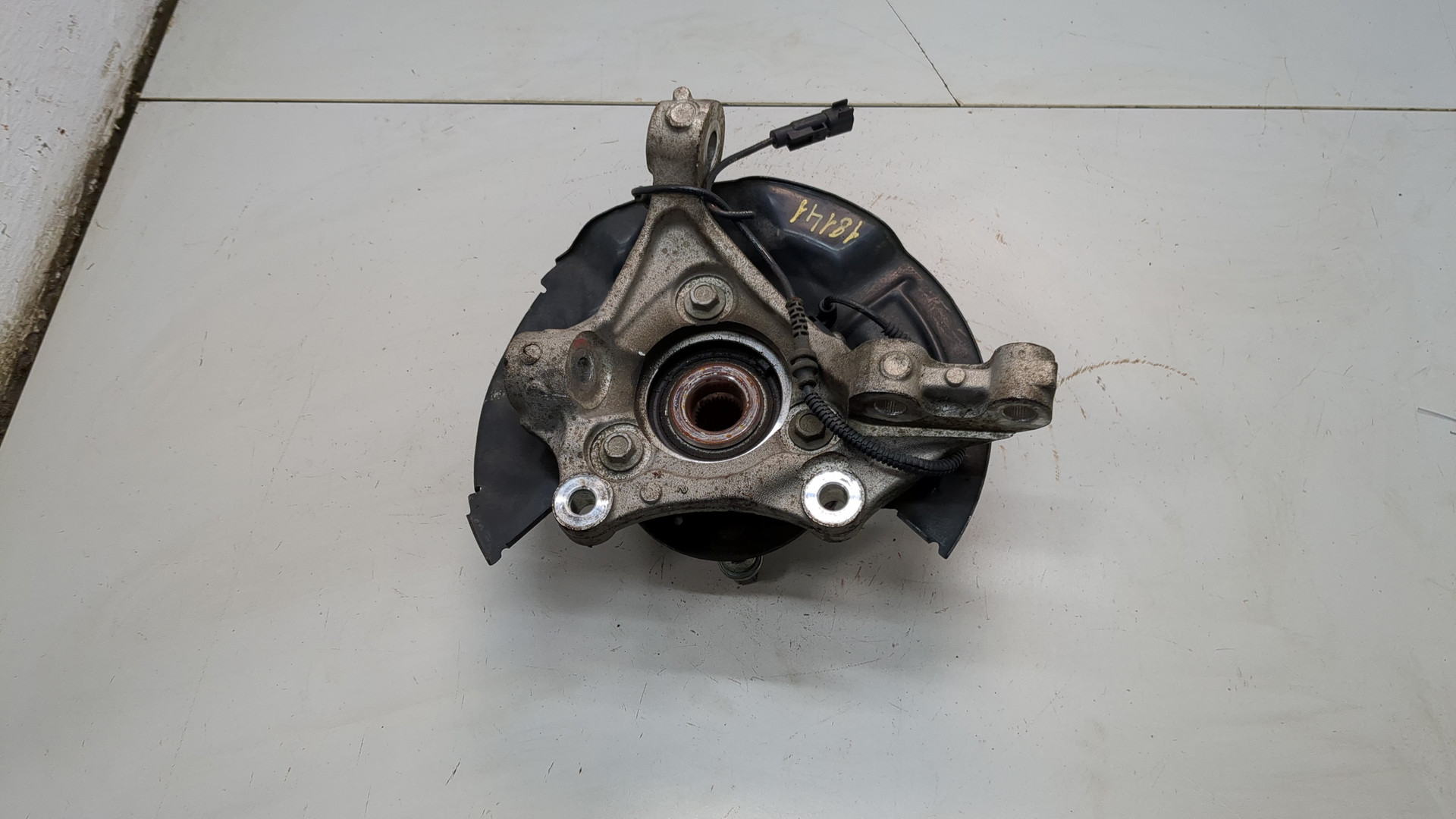 Кулак поворотный передний левый