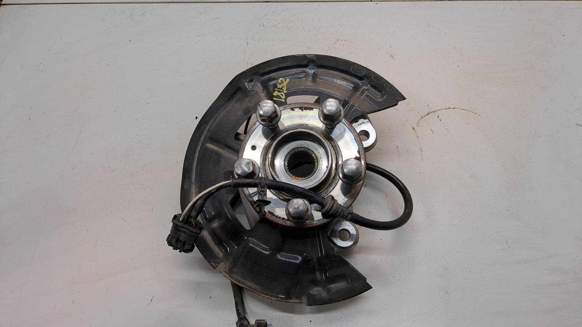 Кулак поворотный передний правый