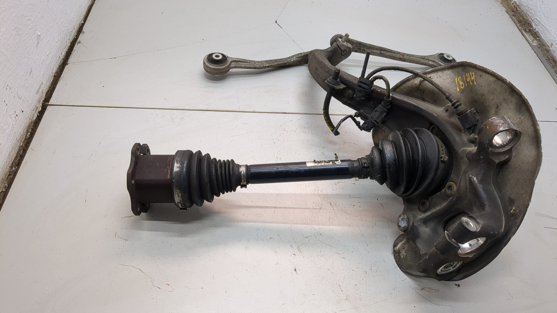 Кулак поворотный передний левый