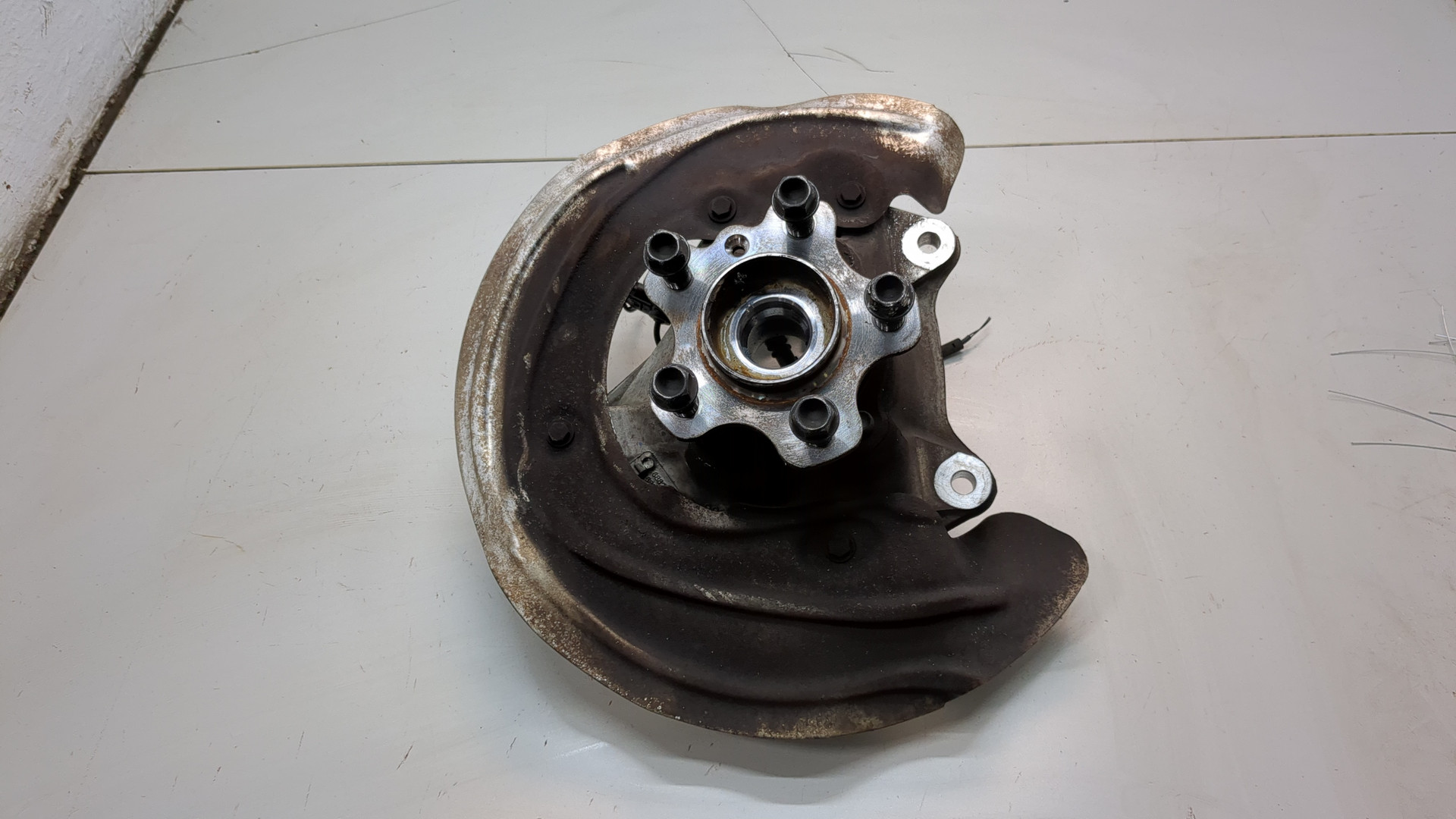 Кулак поворотный передний левый