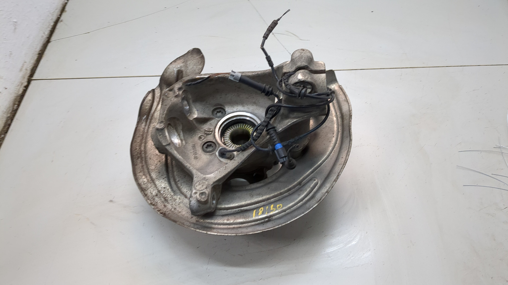 Кулак поворотный передний левый