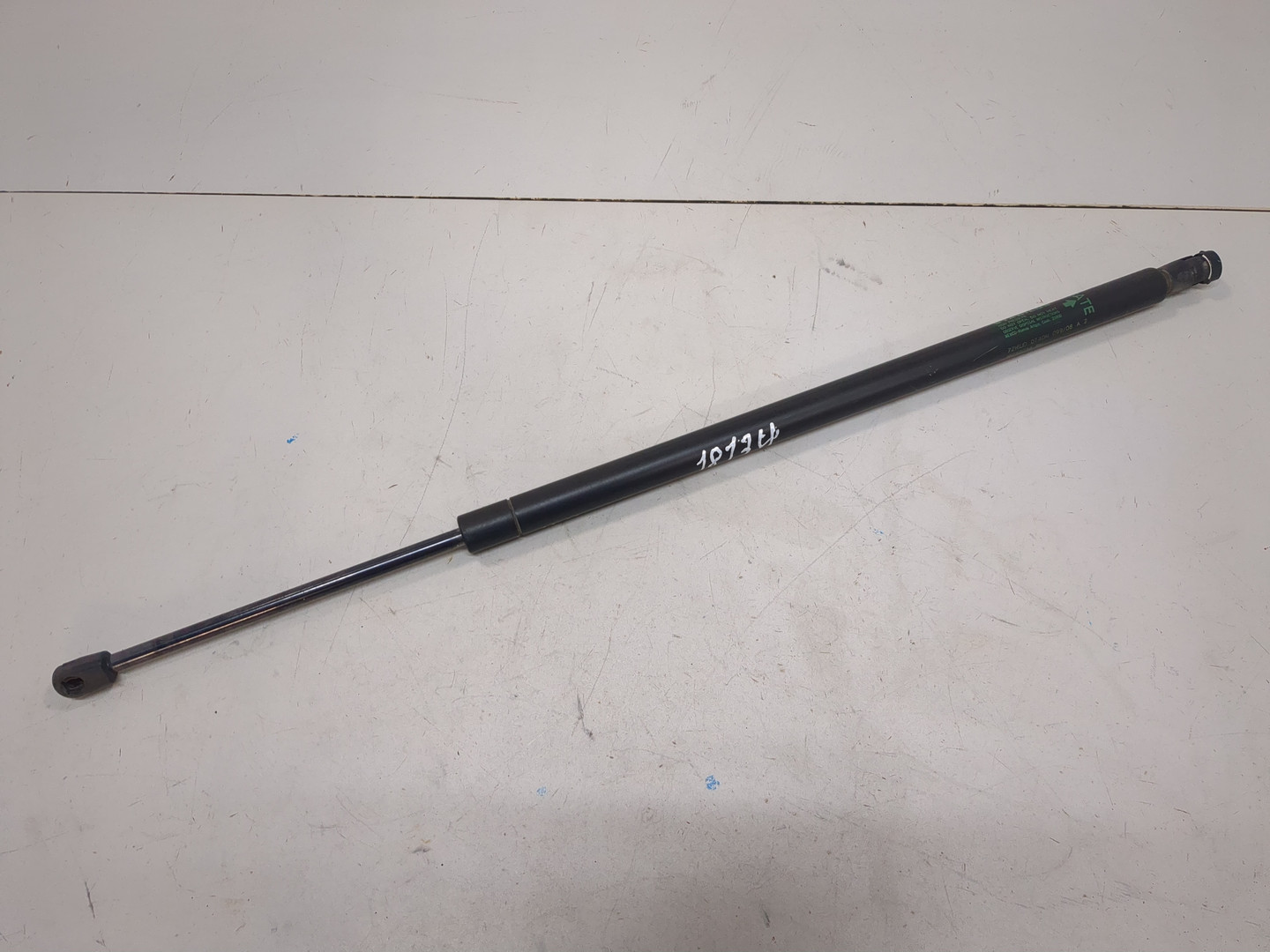 Амортизатор крышки багажника