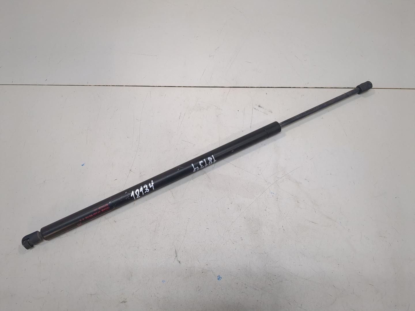 Амортизатор крышки багажника