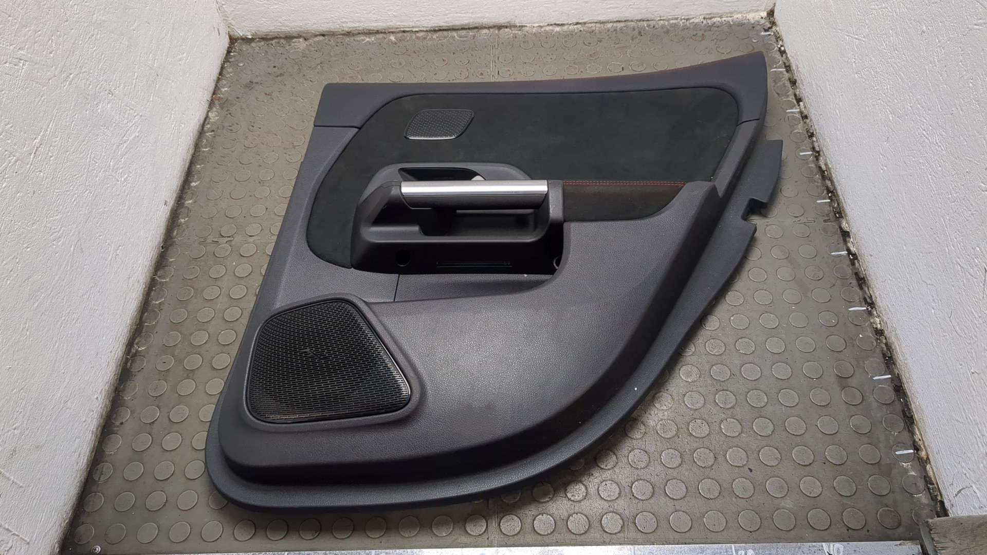 Обшивка двери задней правой