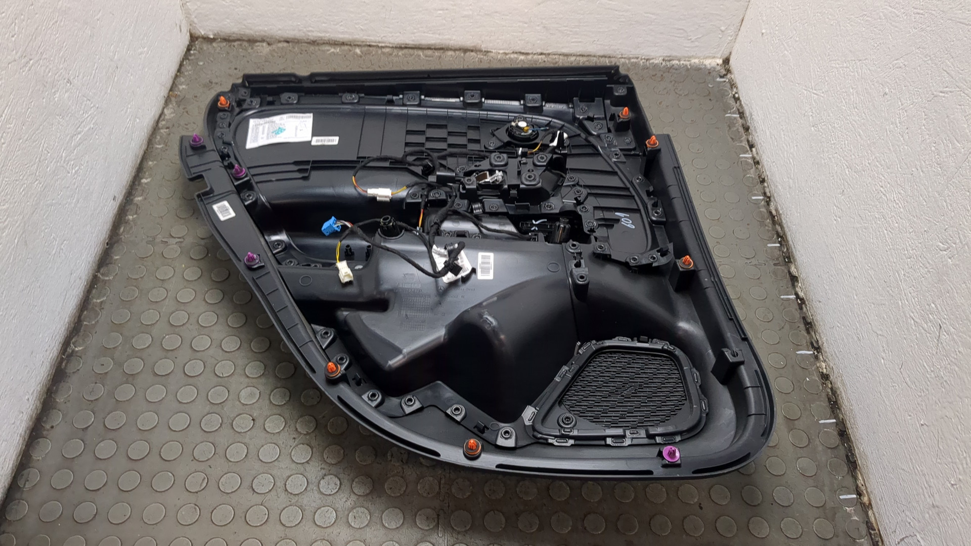 Обшивка двери задней правой