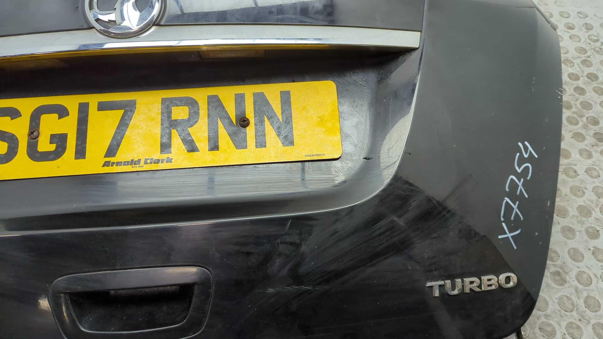 Дверь багажника